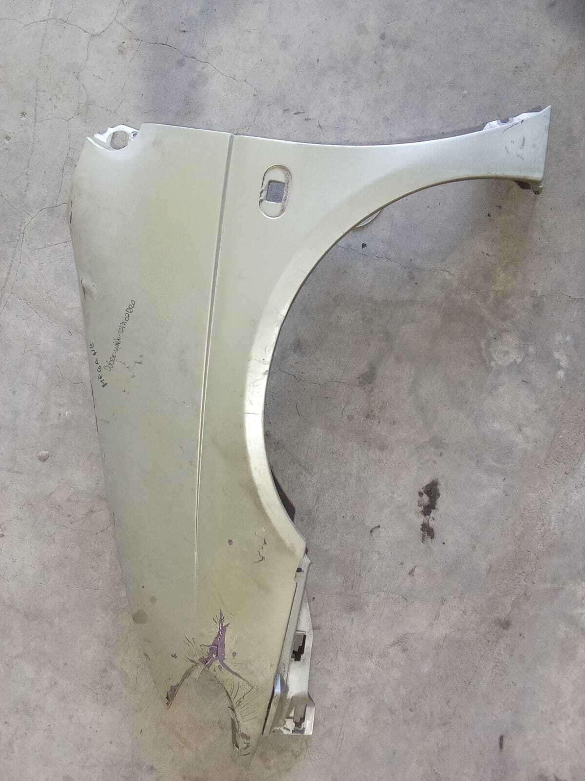 TAPABERRO DELANTERO IZQUIERDO PLASTICO Renault Megane 2000