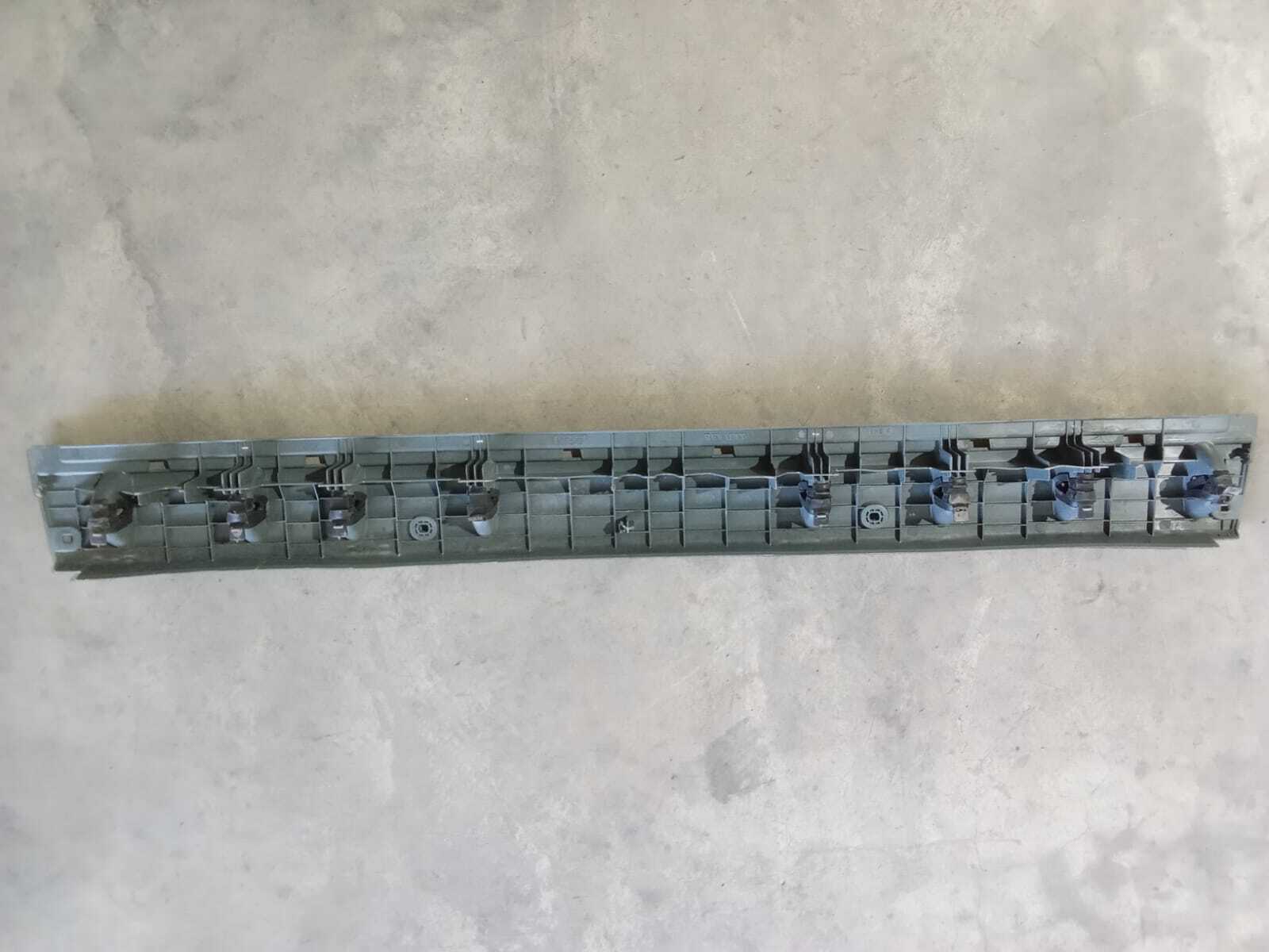 MOLDURA INFERIOR MALETERO Renault Megane 2000