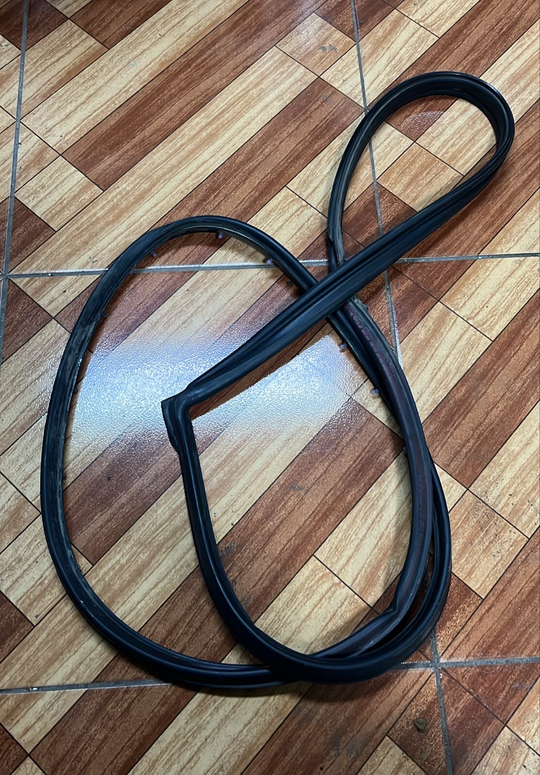 Goma contorno puerta trasera derecha Mazda ARTIS 1997