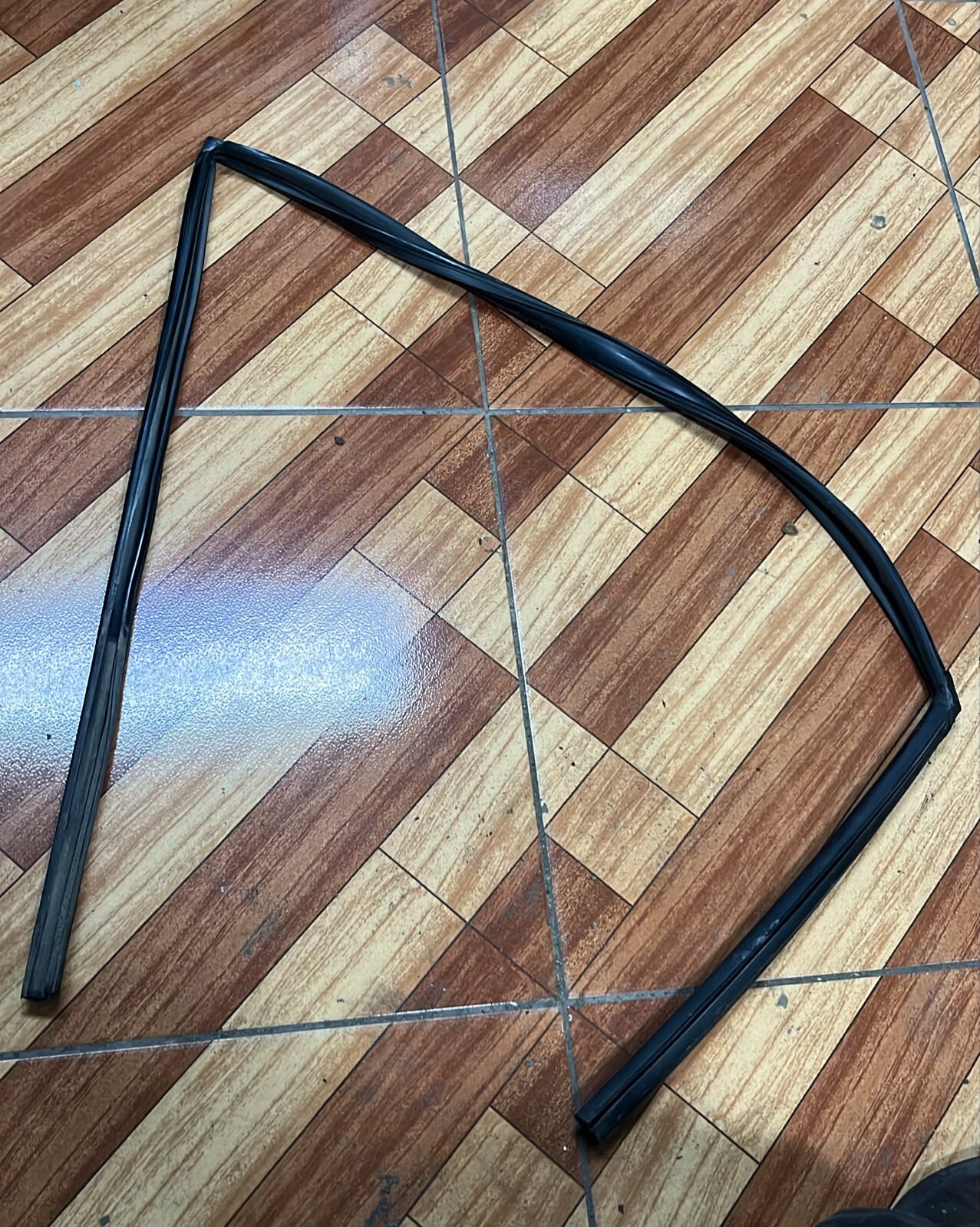 Goma vidrio puerta trasera derecha Mazda ARTIS 1997