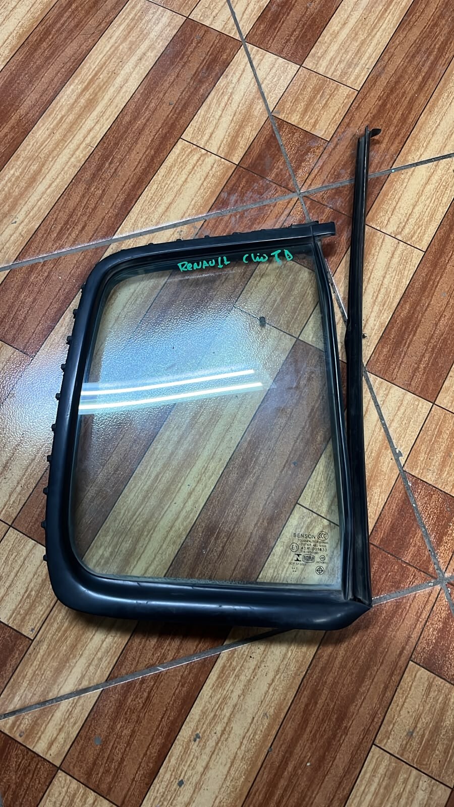 Vidrio aleta y bota agua exterior puerta trasera derecha Renault Clio 2006