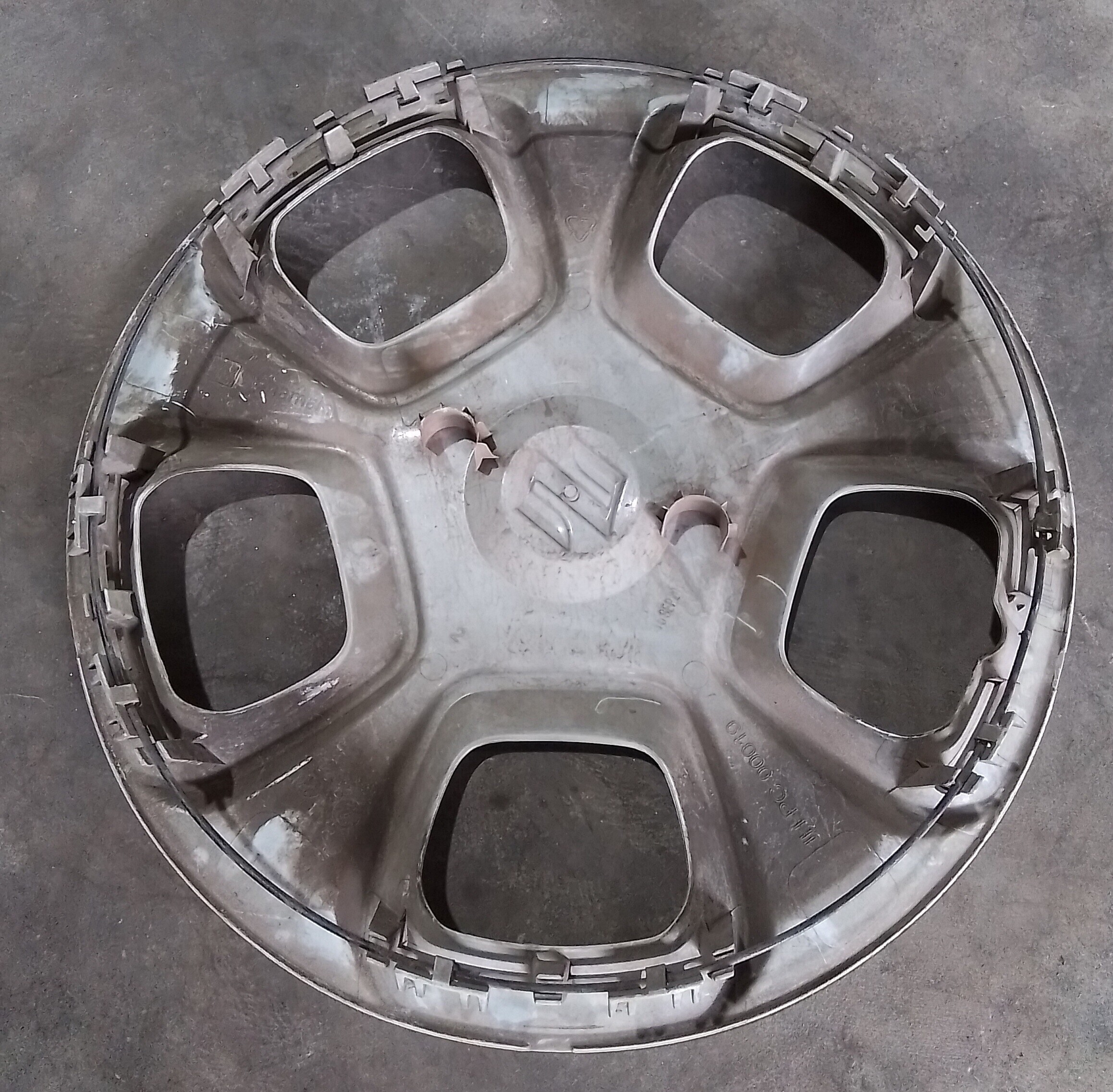 TAPA RUEDA (DAÑO LEVE) Suzuki S-PRESSO 2021