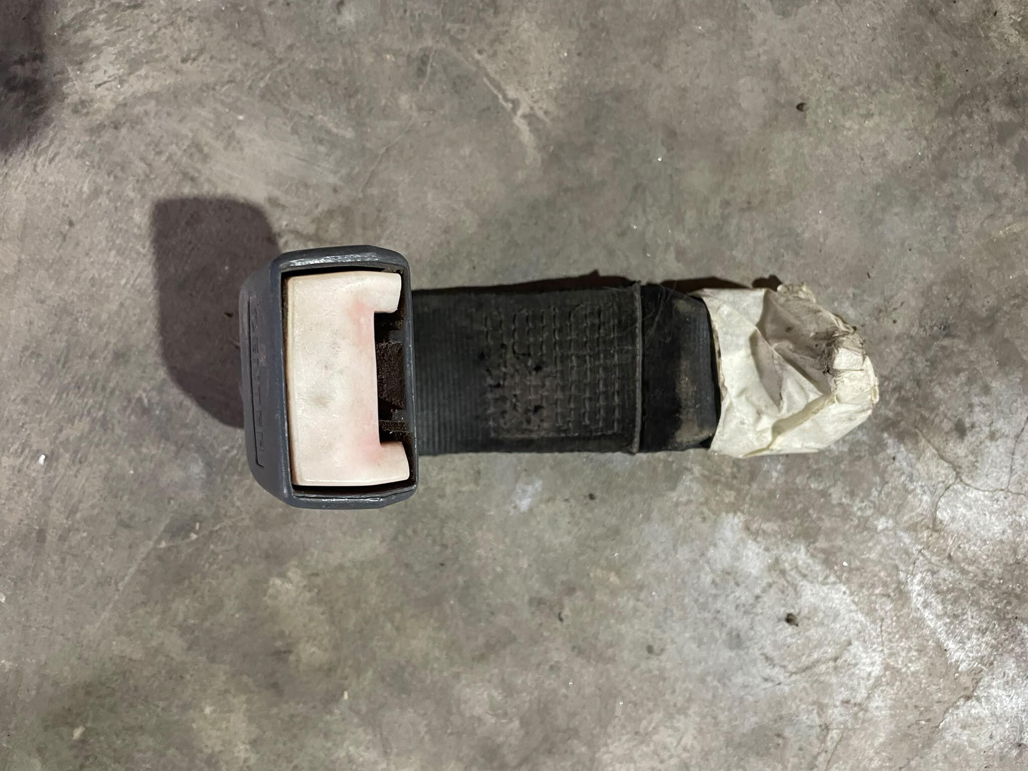 TRINQUETE CINTURON CENTRAL TRASERO Fiat PALIO EDX 13 2000