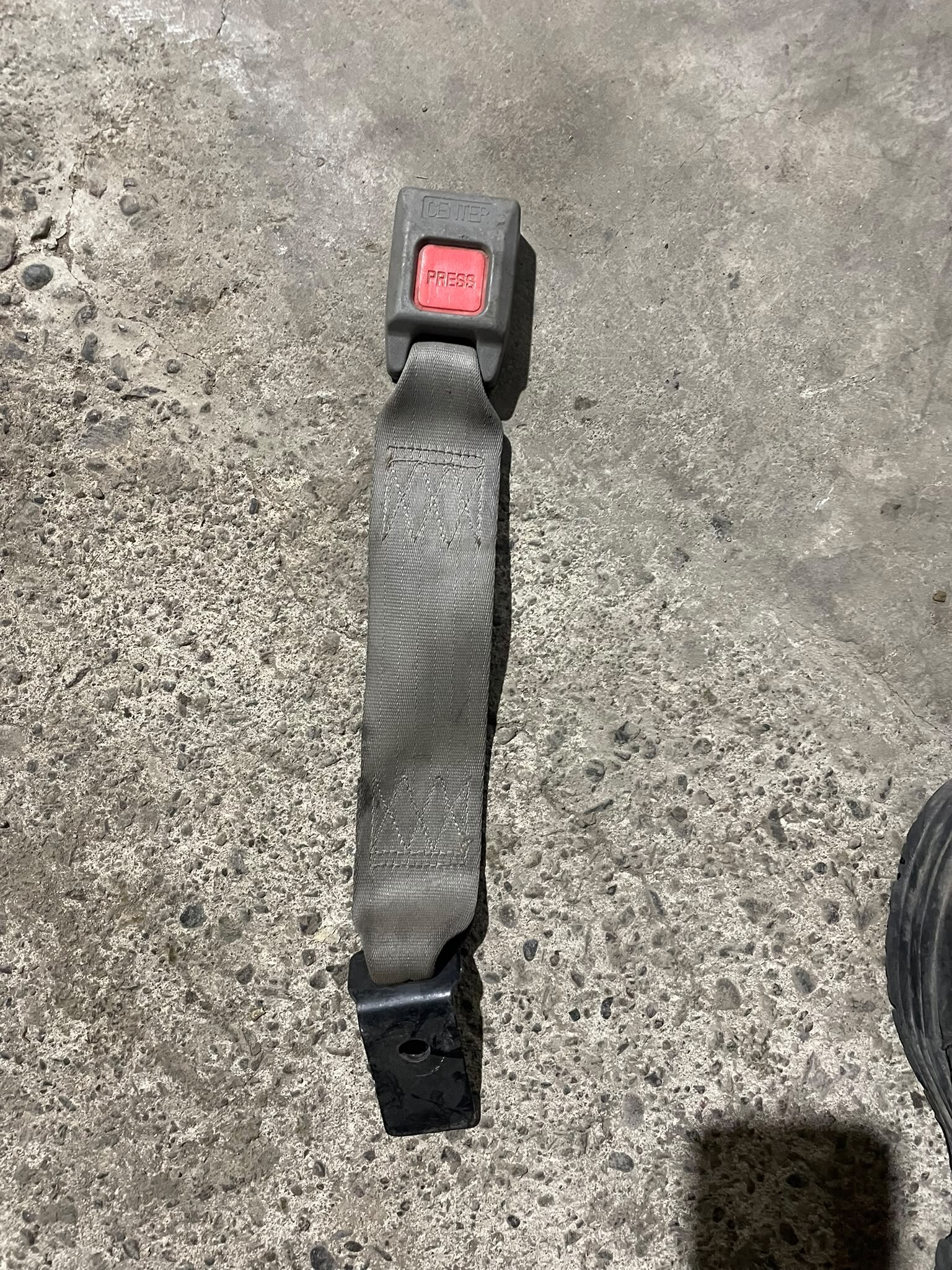 TRINQUETE CENTRAL CINTURON TRASERO Kia Pride 1998