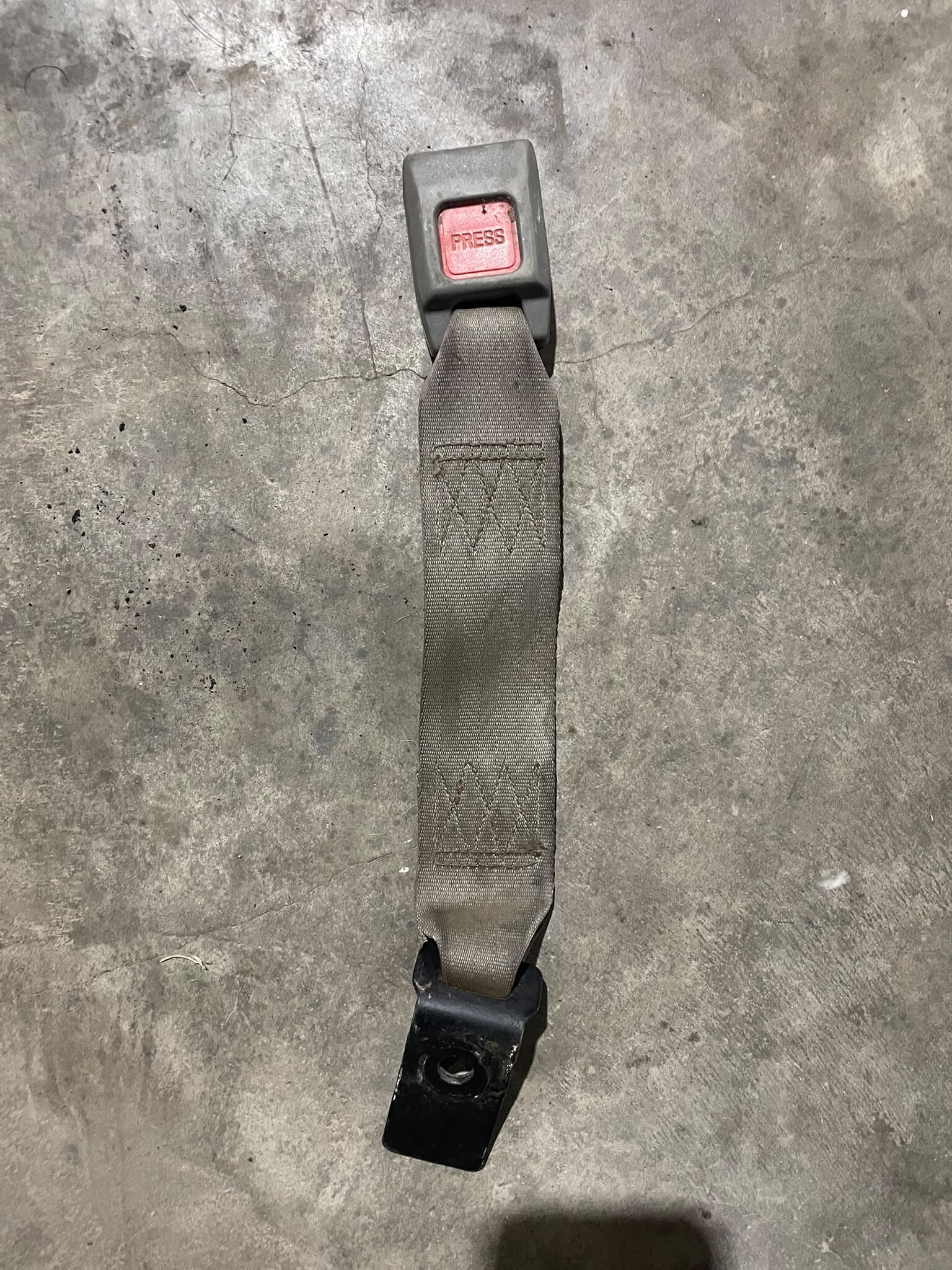 TRINQUETE TRASERO CINTURON Kia Pride 1998