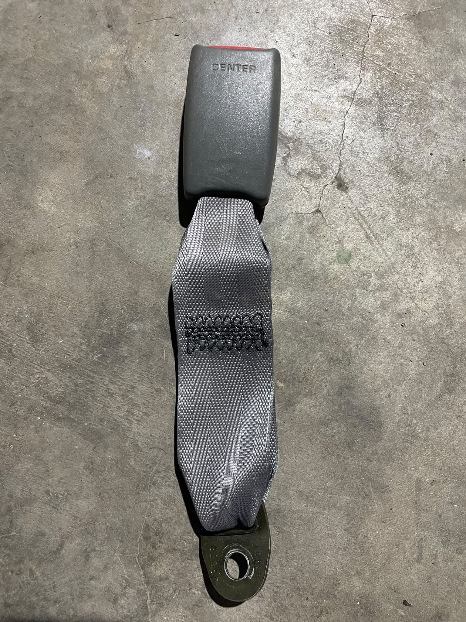 TRINQUETE CINTURON CENTRAL TRASERO Mitsubishi Galant 2006