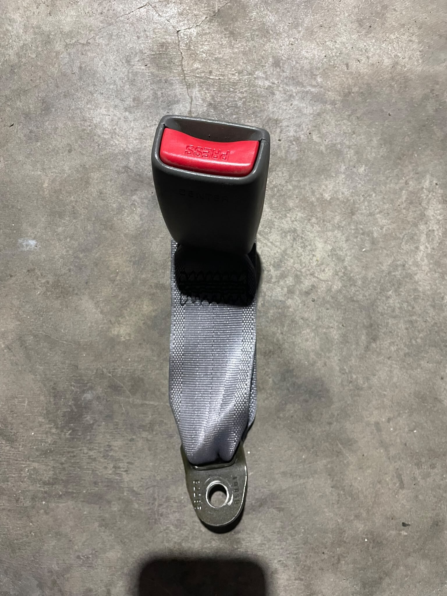 TRINQUETE CINTURON CENTRAL TRASERO Mitsubishi Galant 2006
