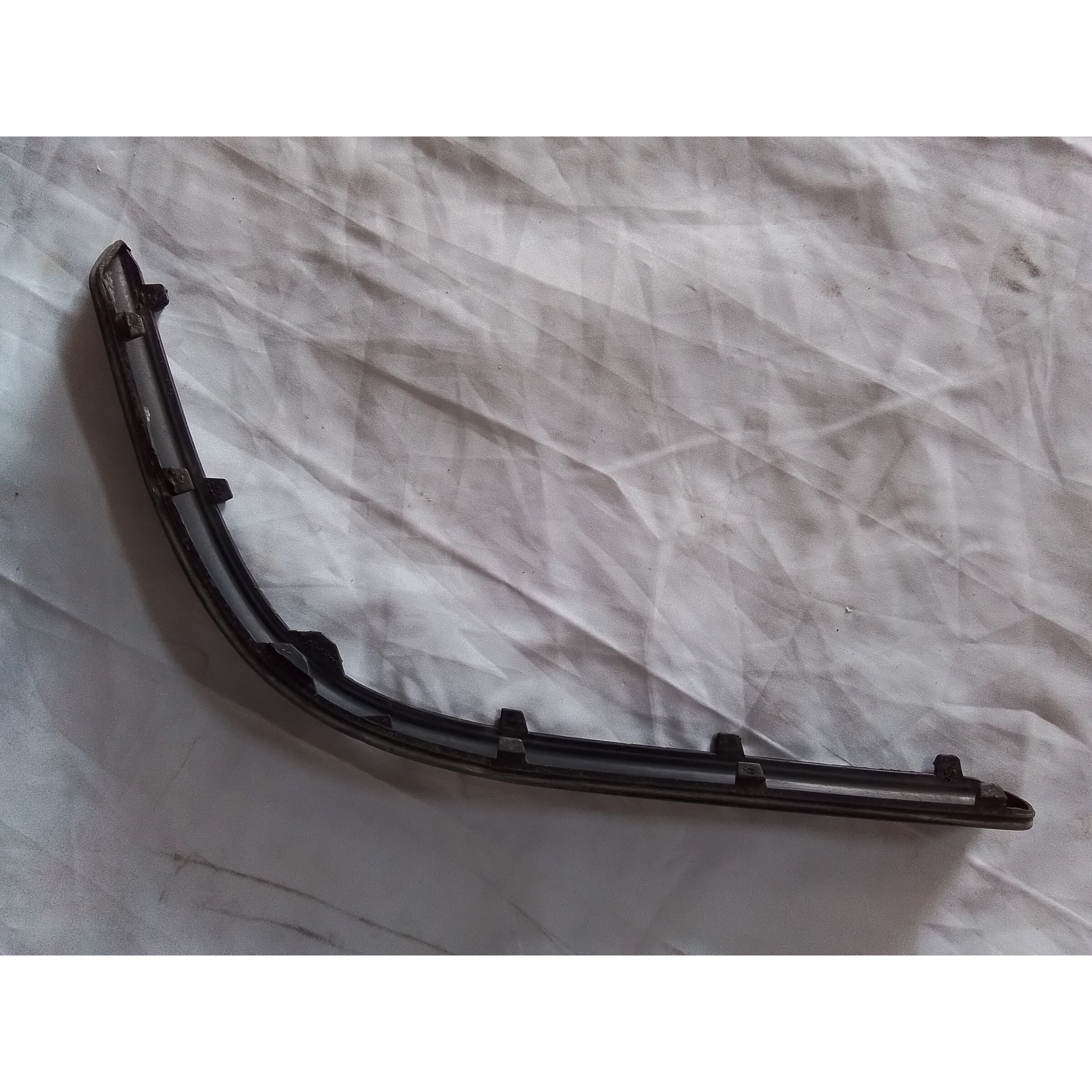 MOLDURA IZQ PARACHOQUE TRASERO Volkswagen Polo 2002