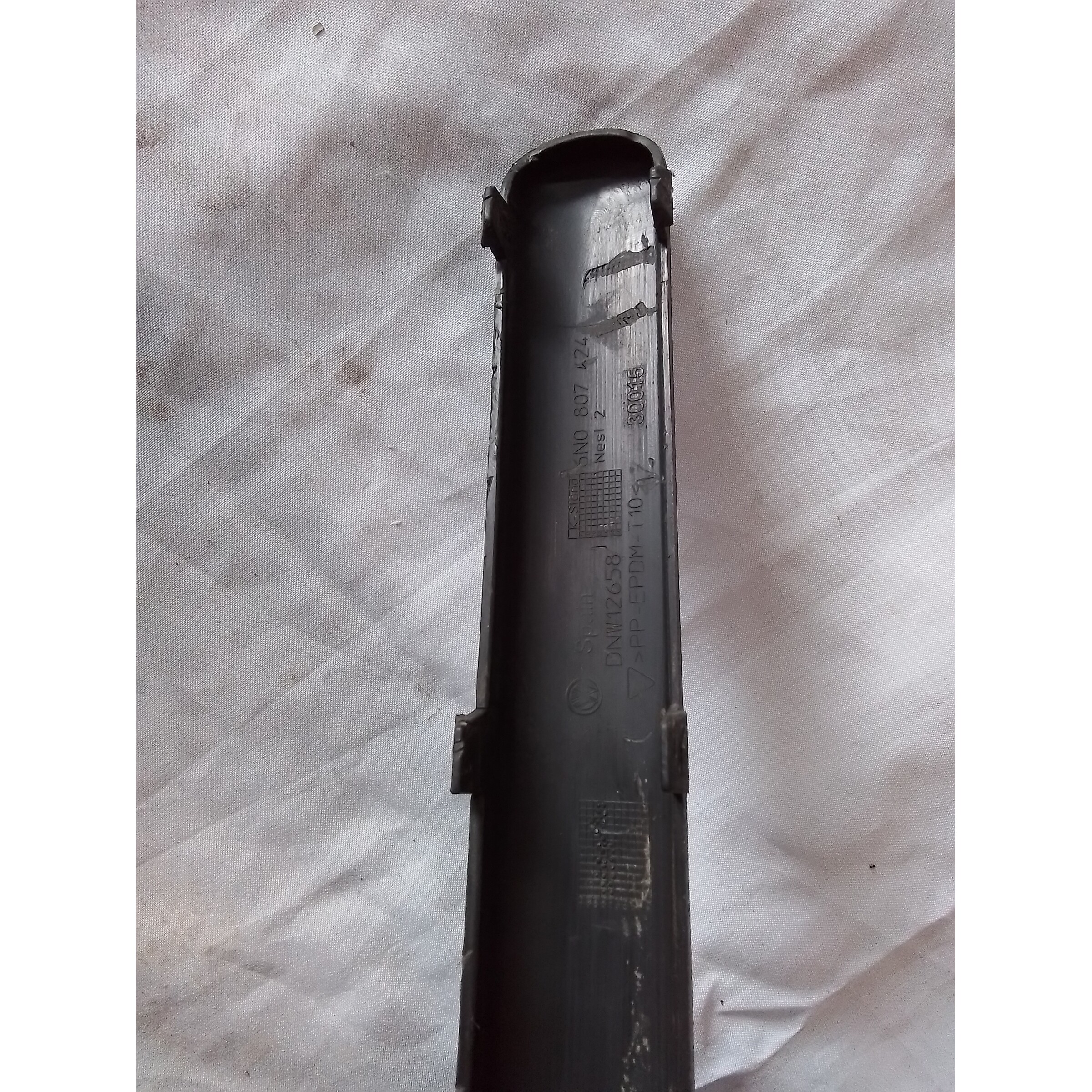 MOLDURA IZQ PARACHOQUE TRASERO Volkswagen Polo 2002