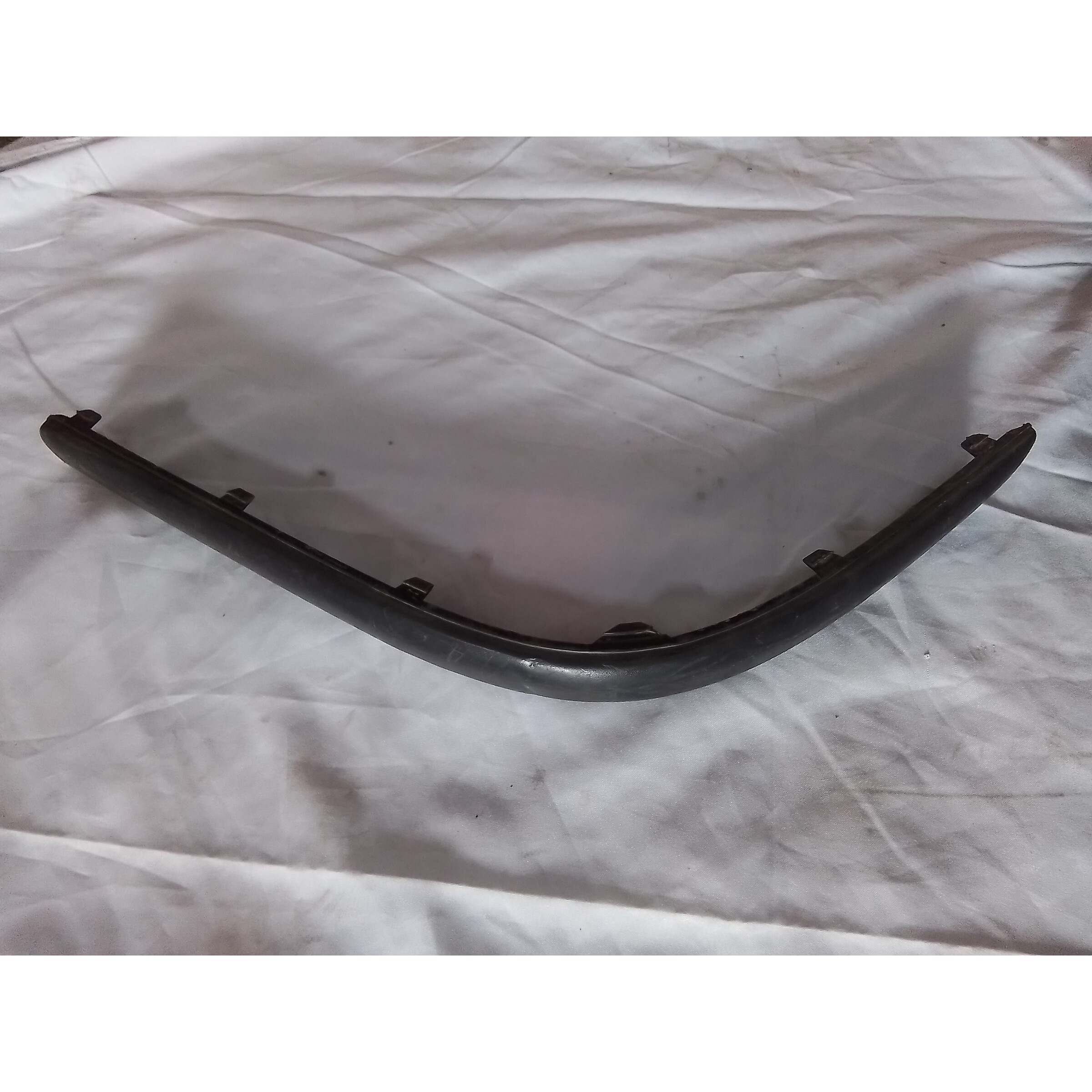 MOLDURA IZQ PARACHOQUE TRASERO Volkswagen Polo 2002