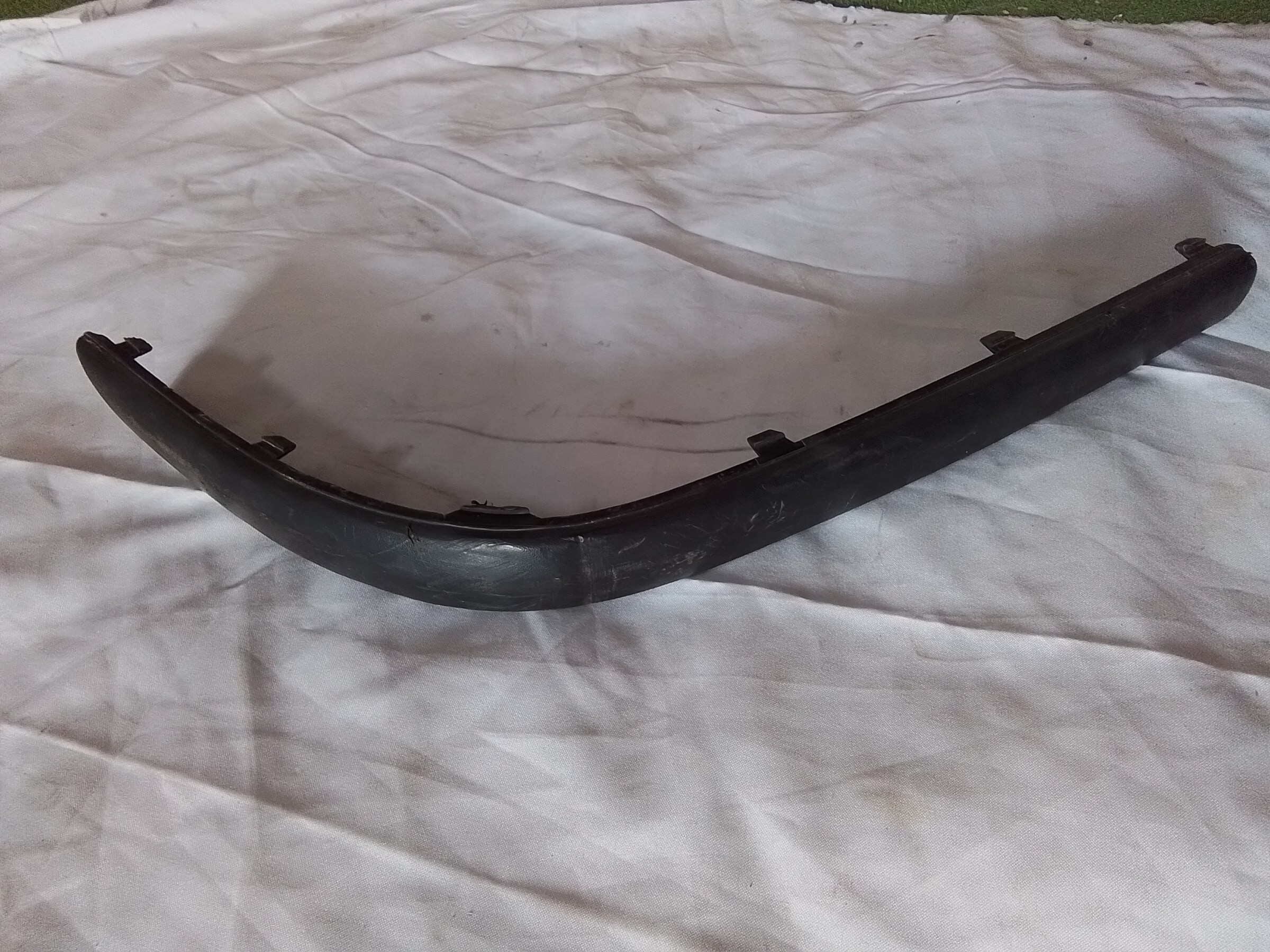 MOLDURA DERECHA PARACHOQUE TRASERO Volkswagen Polo 2002