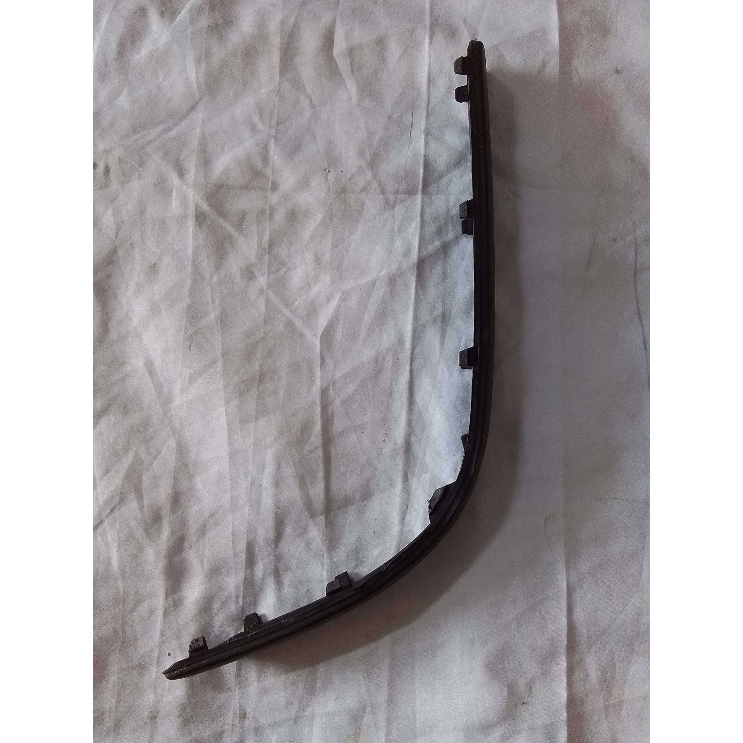 MOLDURA DERECHA PARACHOQUE TRASERO Volkswagen Polo 2002