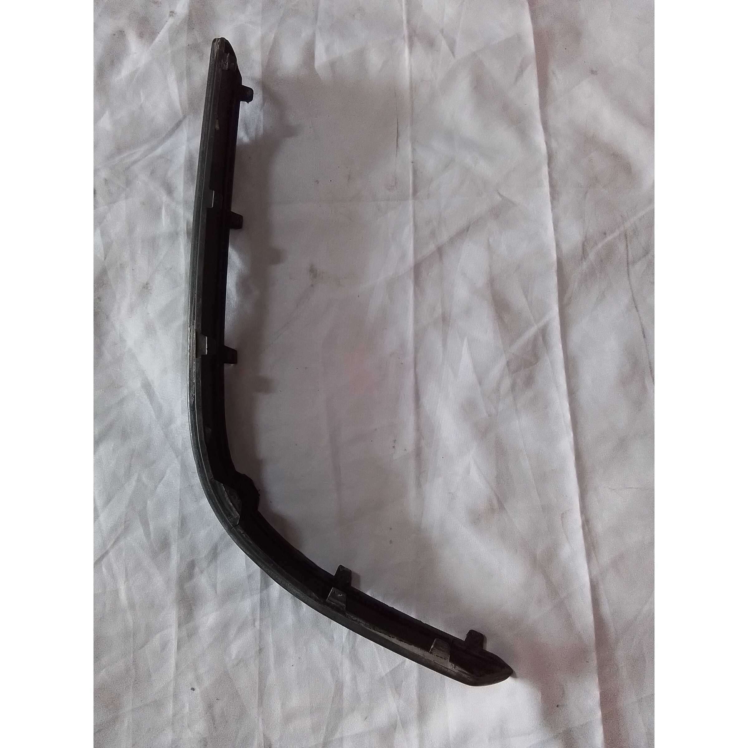 MOLDURA DERECHA PARACHOQUE TRASERO Volkswagen Polo 2002