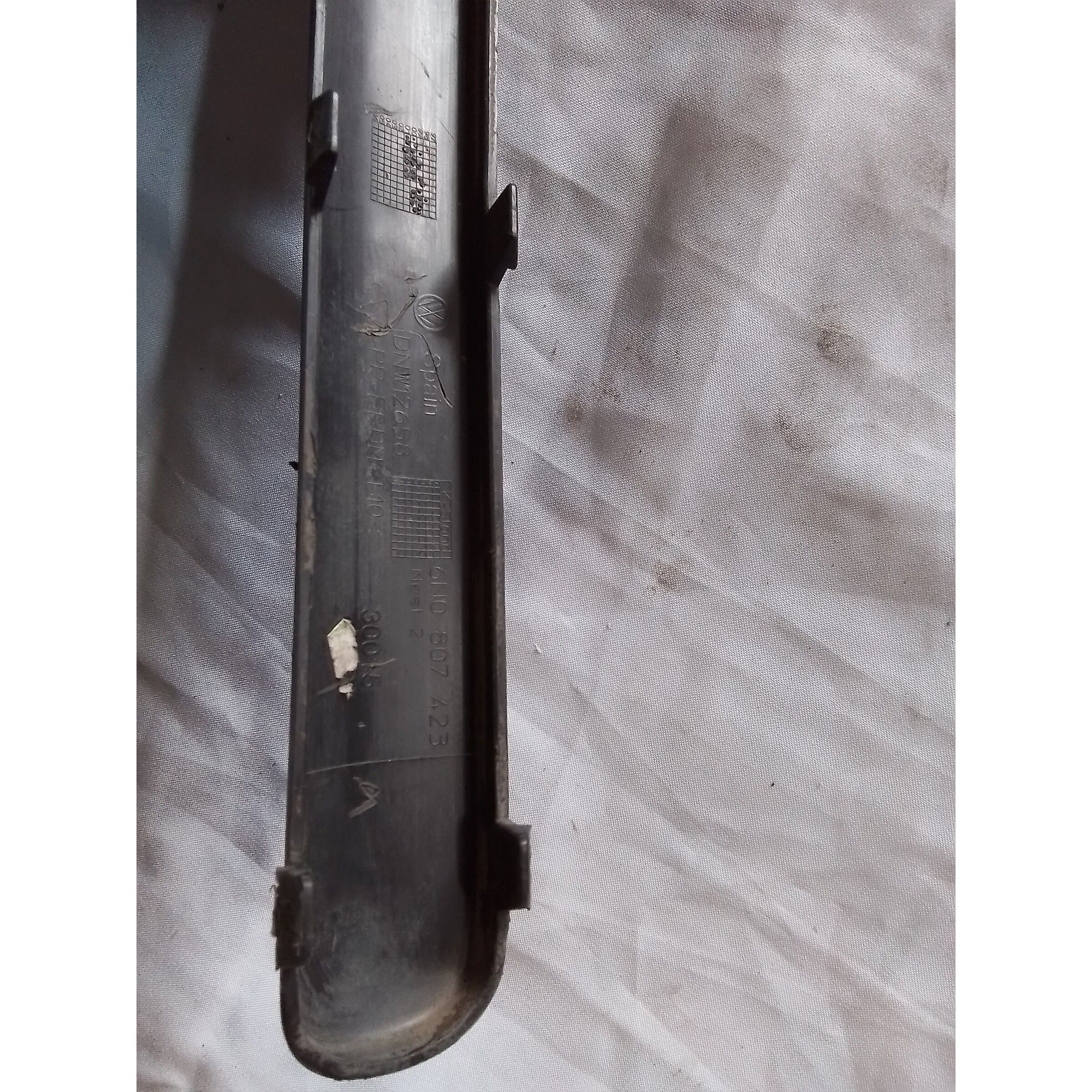 MOLDURA DERECHA PARACHOQUE TRASERO Volkswagen Polo 2002