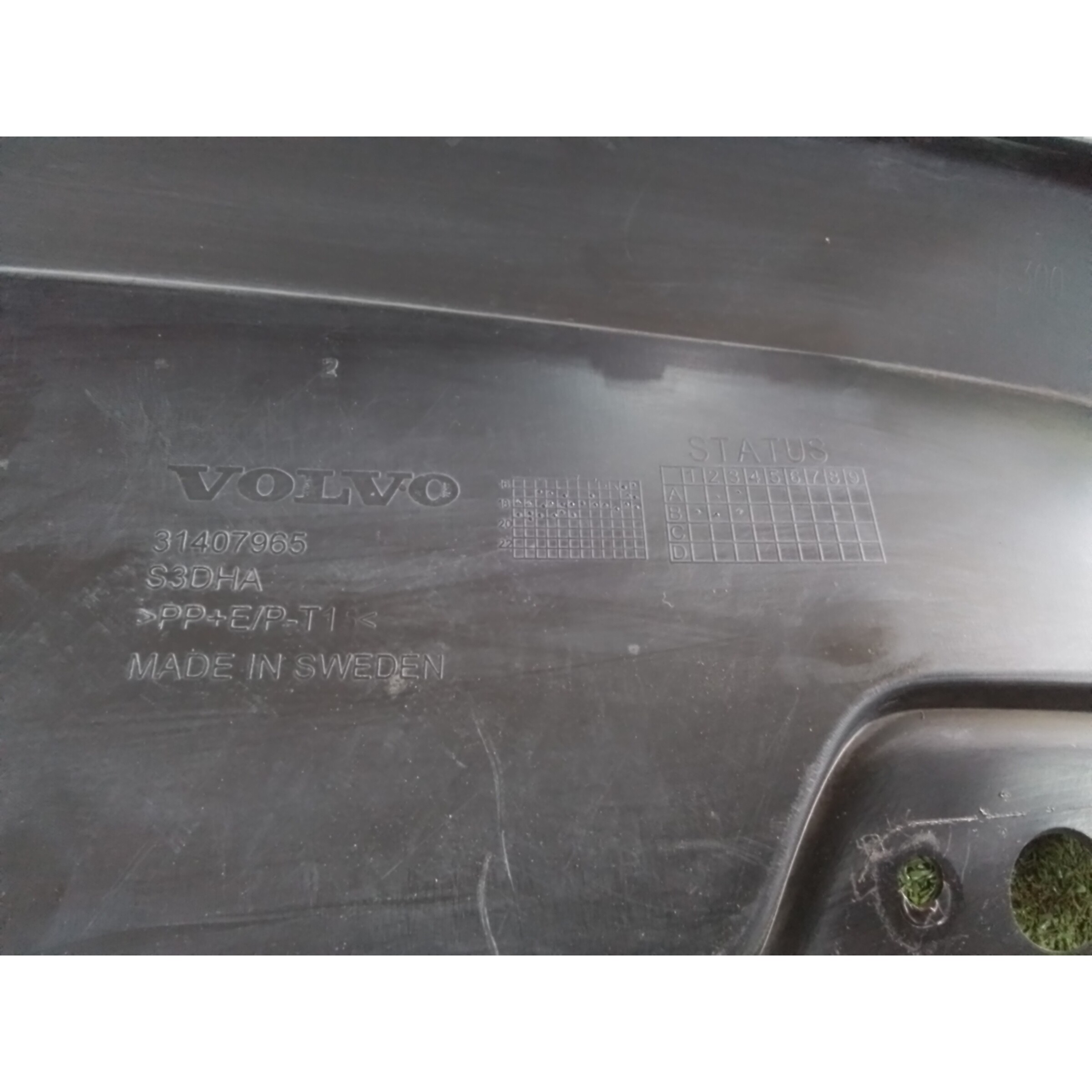 MOLDURA INFERIOR PARACHOQUE TRASERO Volvo XC40 T4 2020