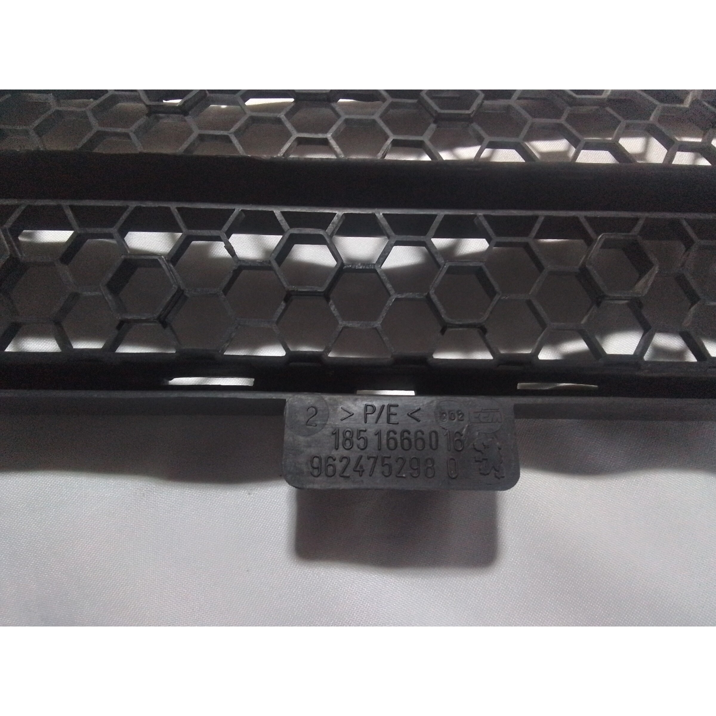 REJILLA INFERIOR PARACHOQUE DELANRERO Peugeot 106 1997