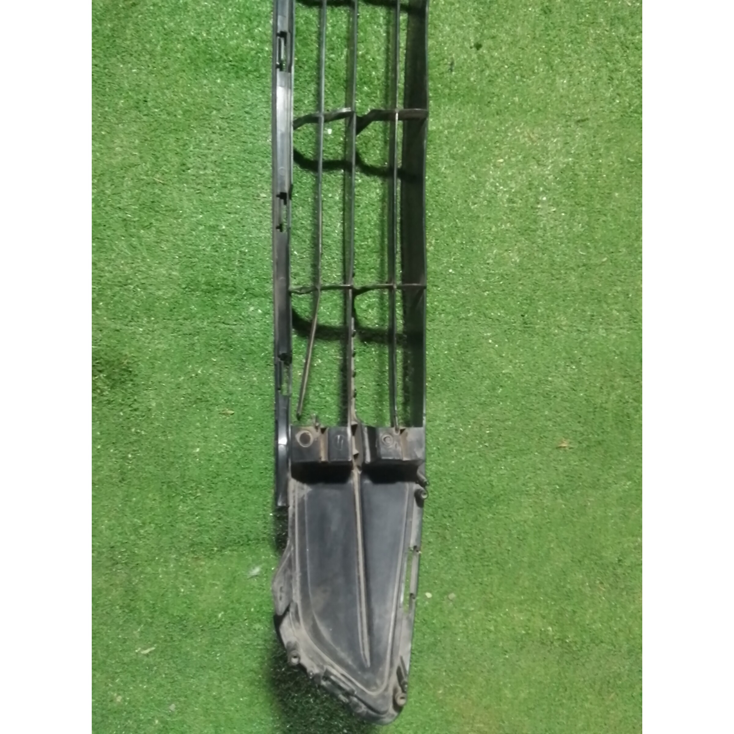 REJILLA INFERIOR PARACHOQUE (DAÑO) Honda FIT 2012