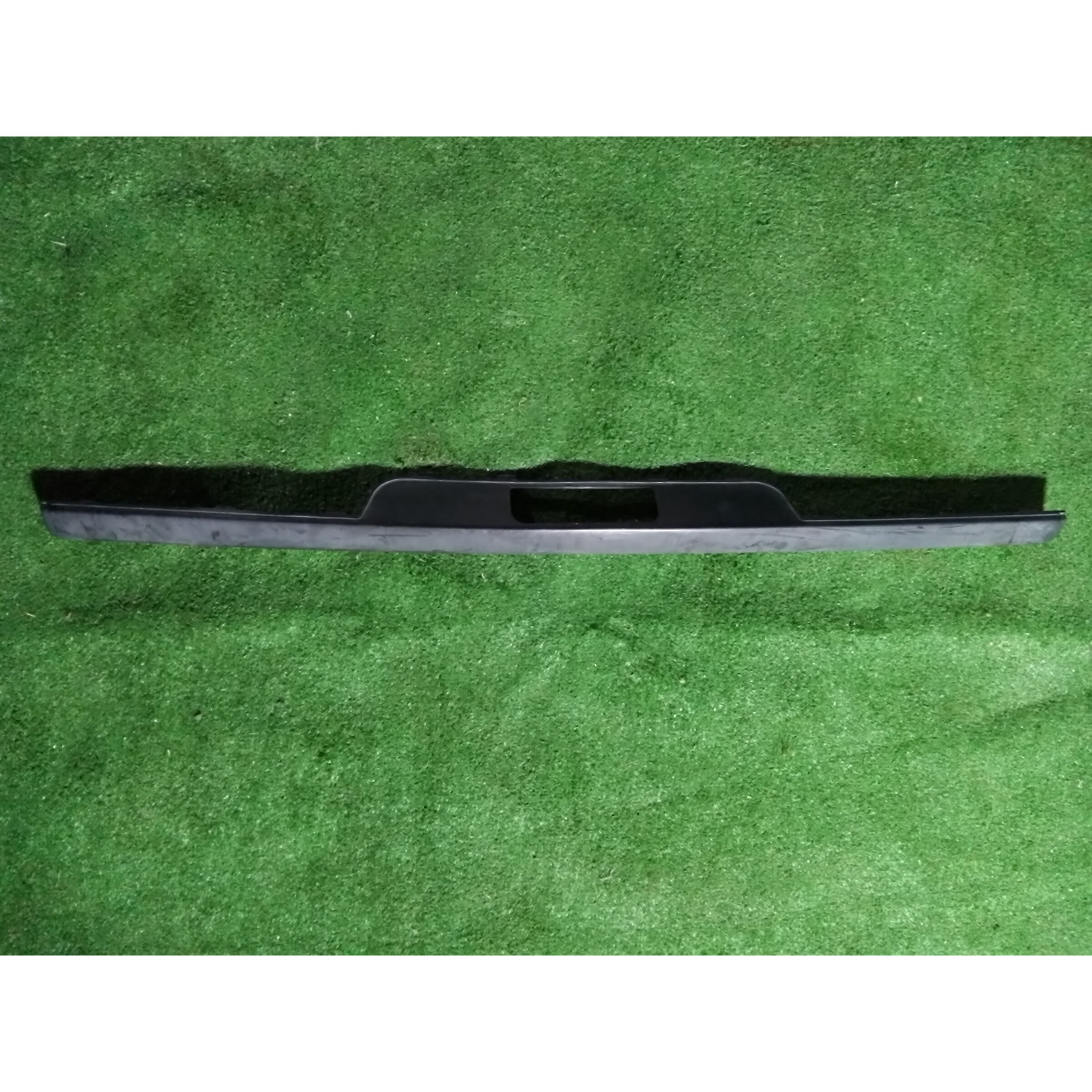 MOLDURA CENTRAL PARACHOQUE TRASERO Volkswagen gol 2001