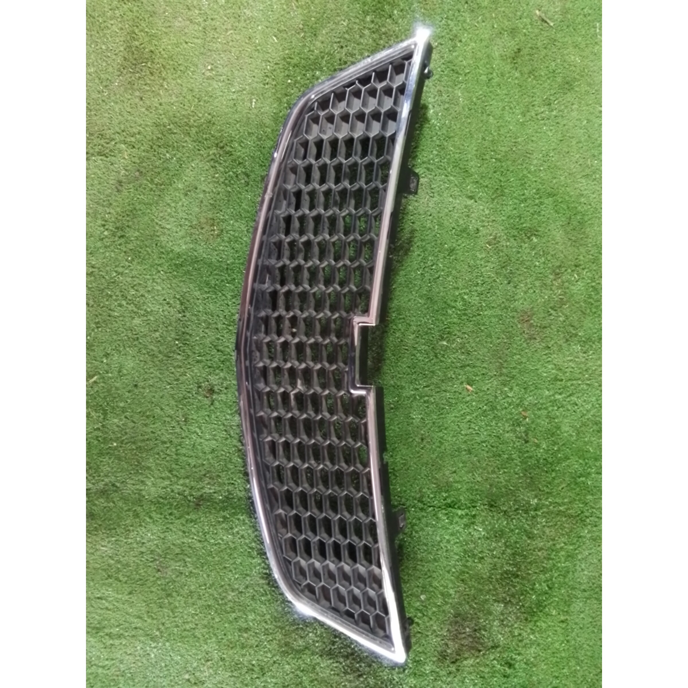 REJILLA INFERIOR PARACHOQUE DELANTERO Chevrolet spark GT 2011
