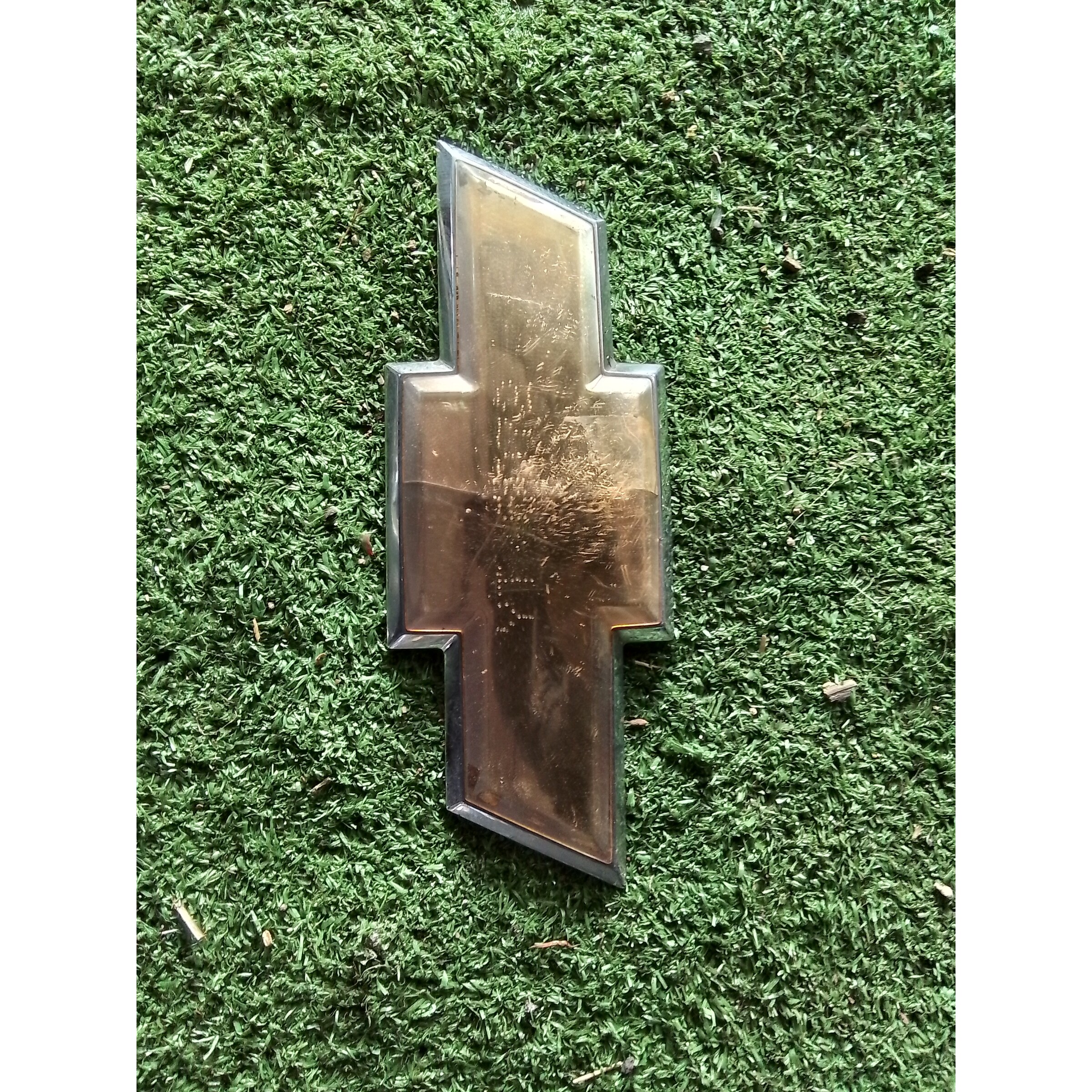 INSIGNIA PARACHOQUE DELANTERO Chevrolet Uplander 2005