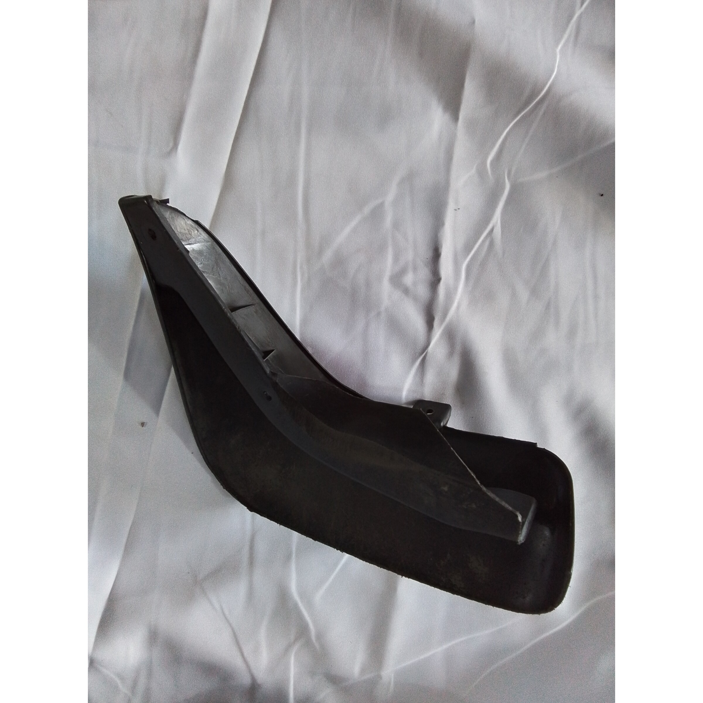 GUARDAFANGO TRASERO DERECHO Mazda ARTIS 1997