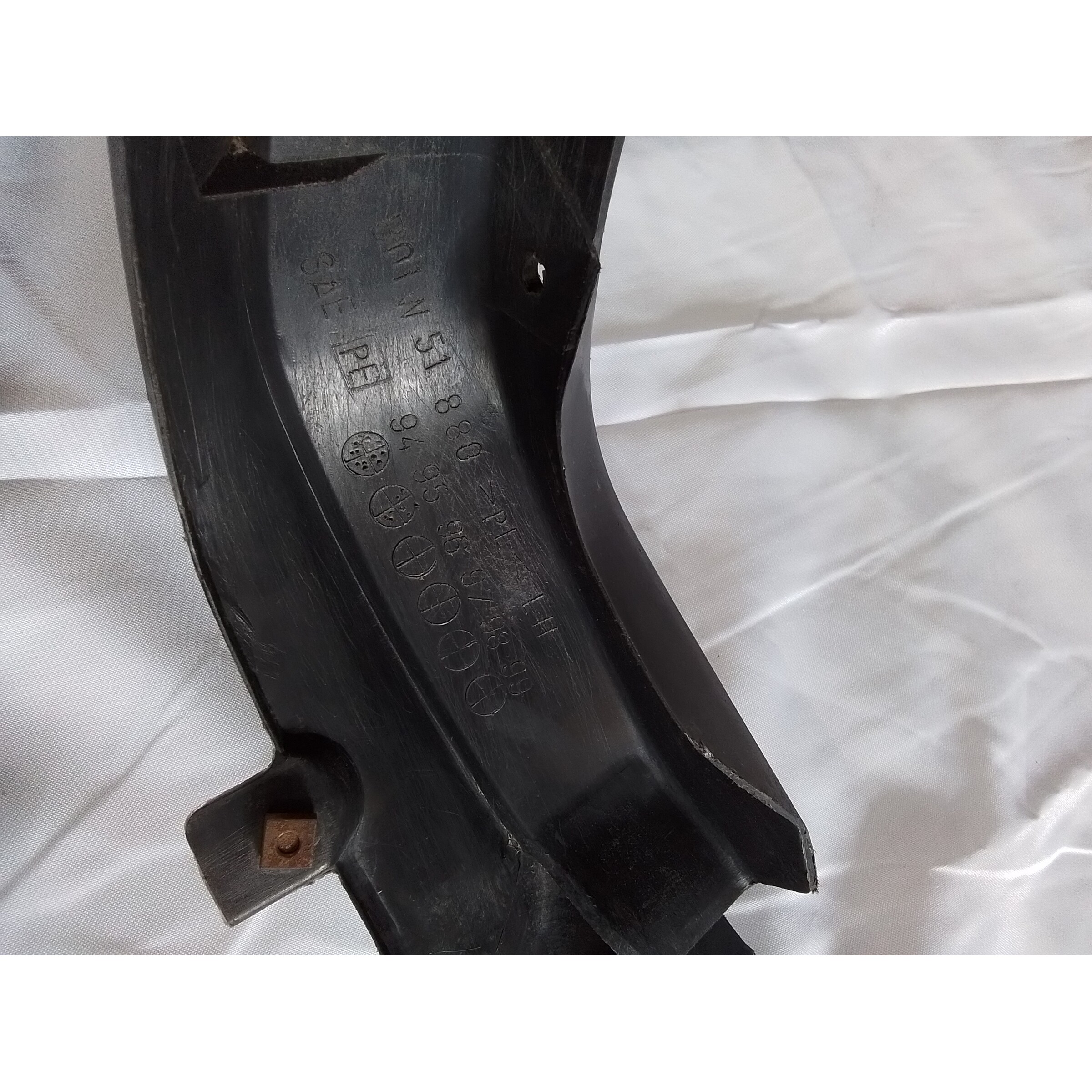 GUARDAFANGO TRASERO IZQ Mazda ARTIS 1997