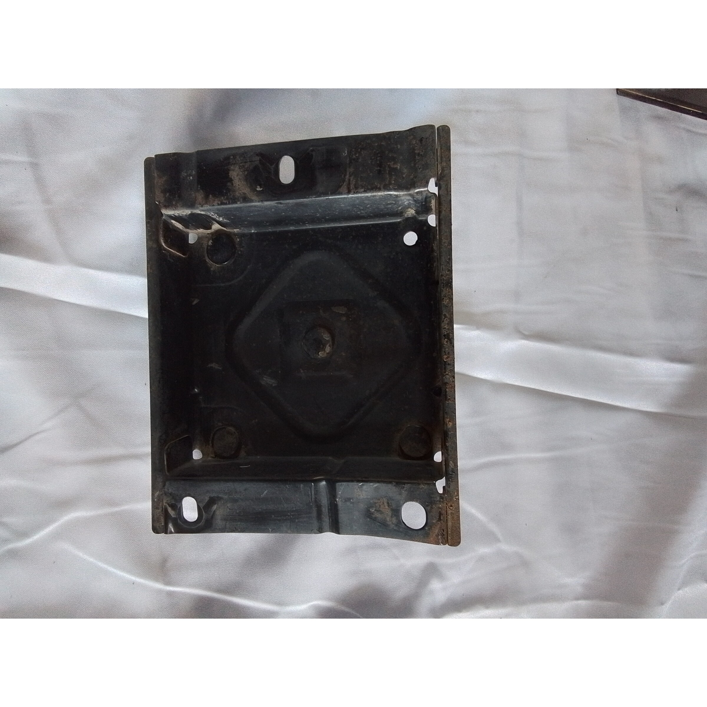 SOPORTE PARACHOQUE TRASERO IZQ Mazda ARTIS 1997