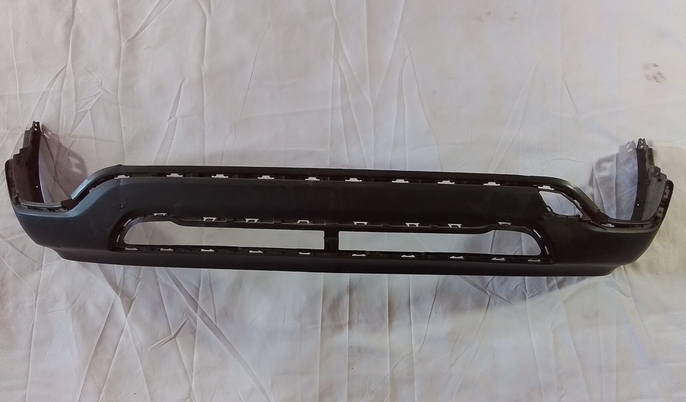 MOLDURA INFERIOR PARACHOQUE TRASERO (DAÑO LEVE) Chevrolet TRACKER 2018