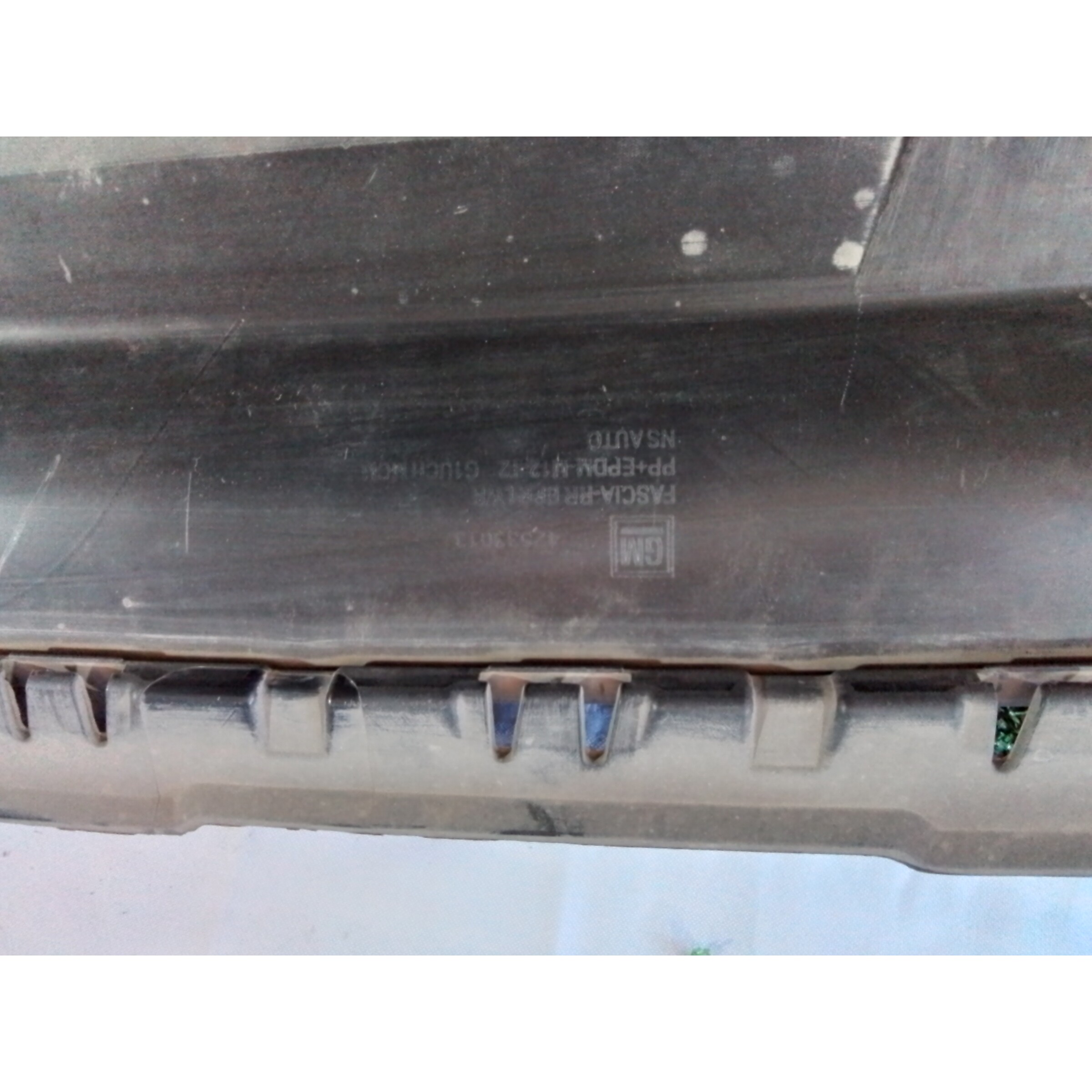 MOLDURA INFERIOR PARACHOQUE TRASERO (DAÑO LEVE) Chevrolet TRACKER 2018