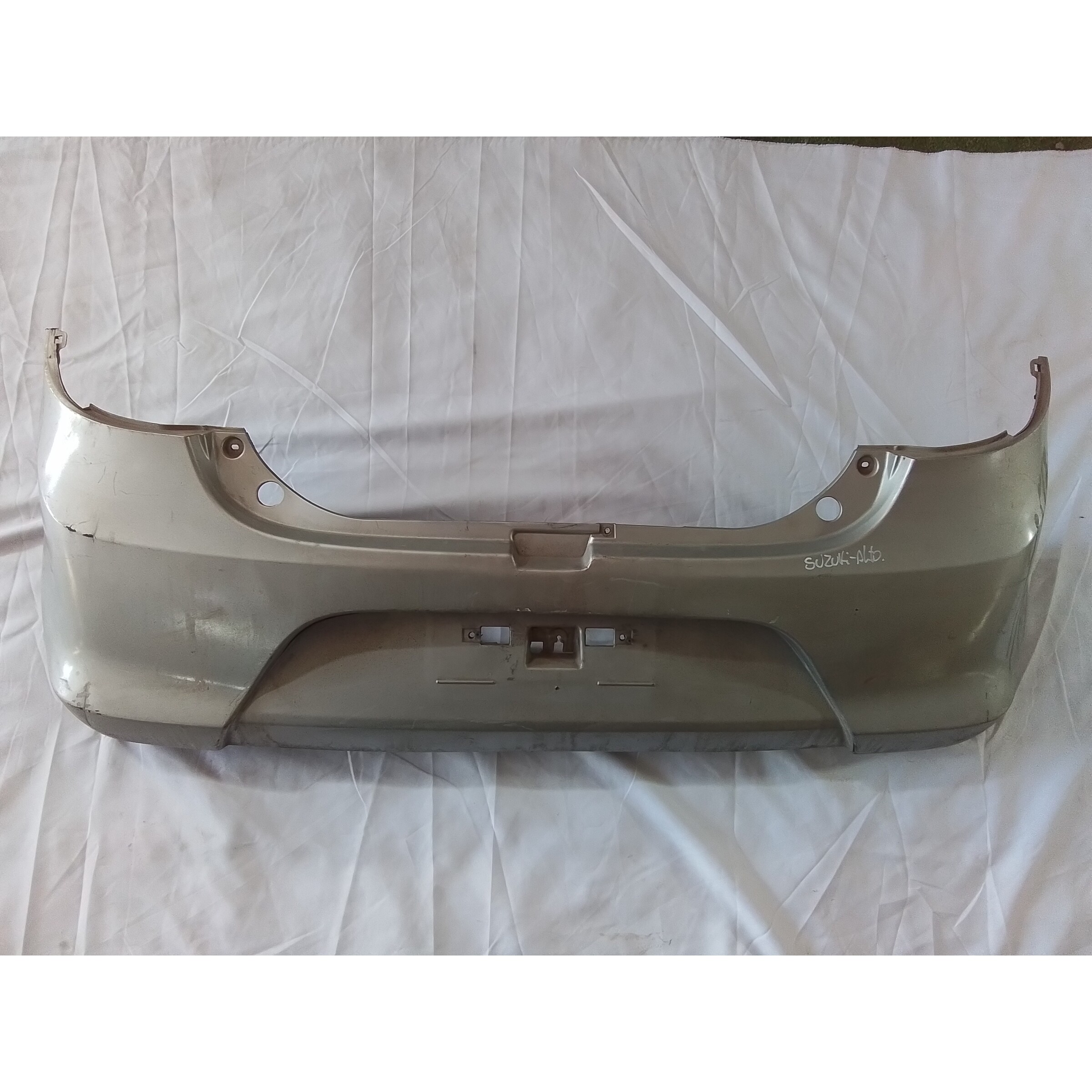 PARACHOQUE TRASERO ( QUEBRADO LEVE) Suzuki Alto 2012