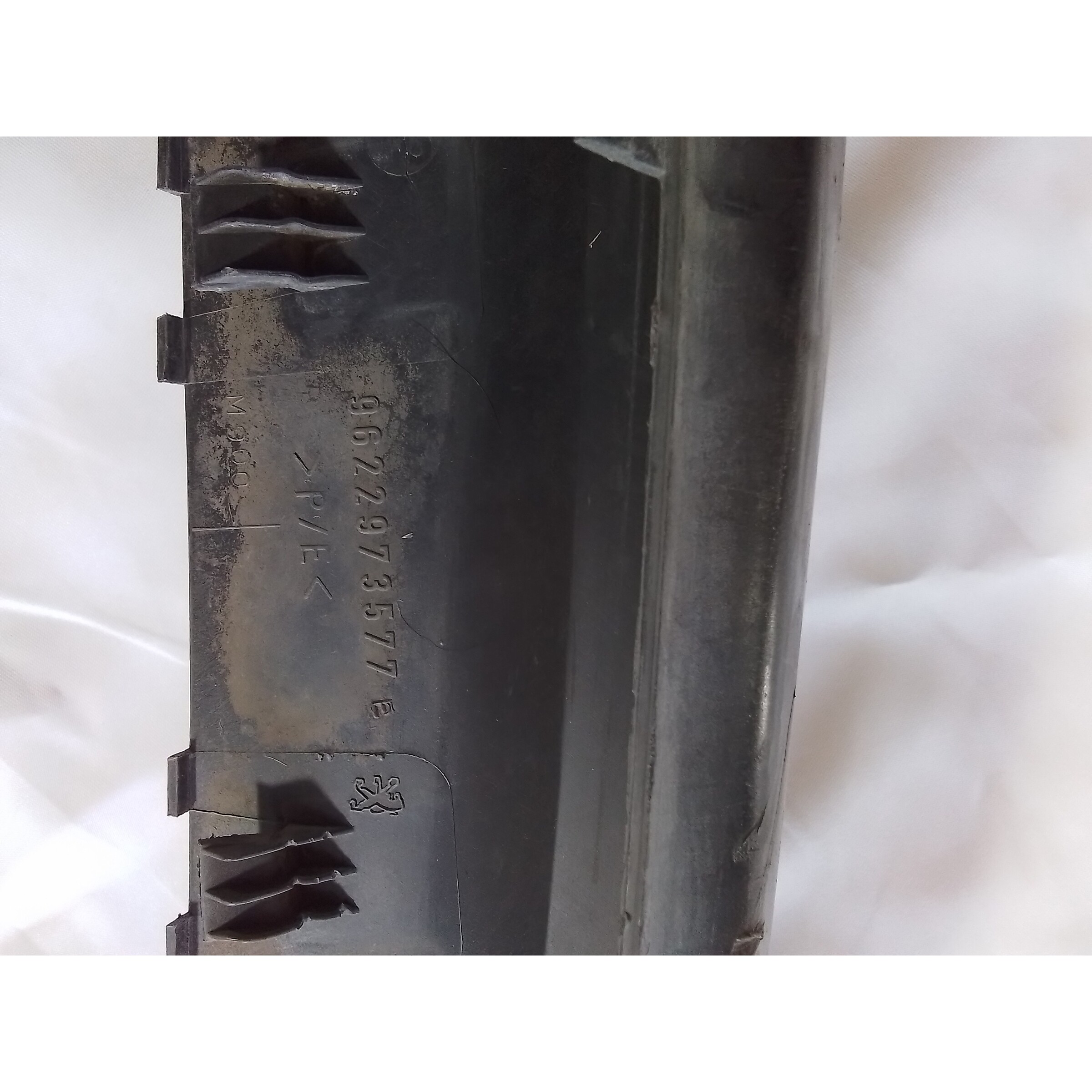 MOLDURA CENTRAL PARACHOQUE TRASERO Peugeot 406 2001