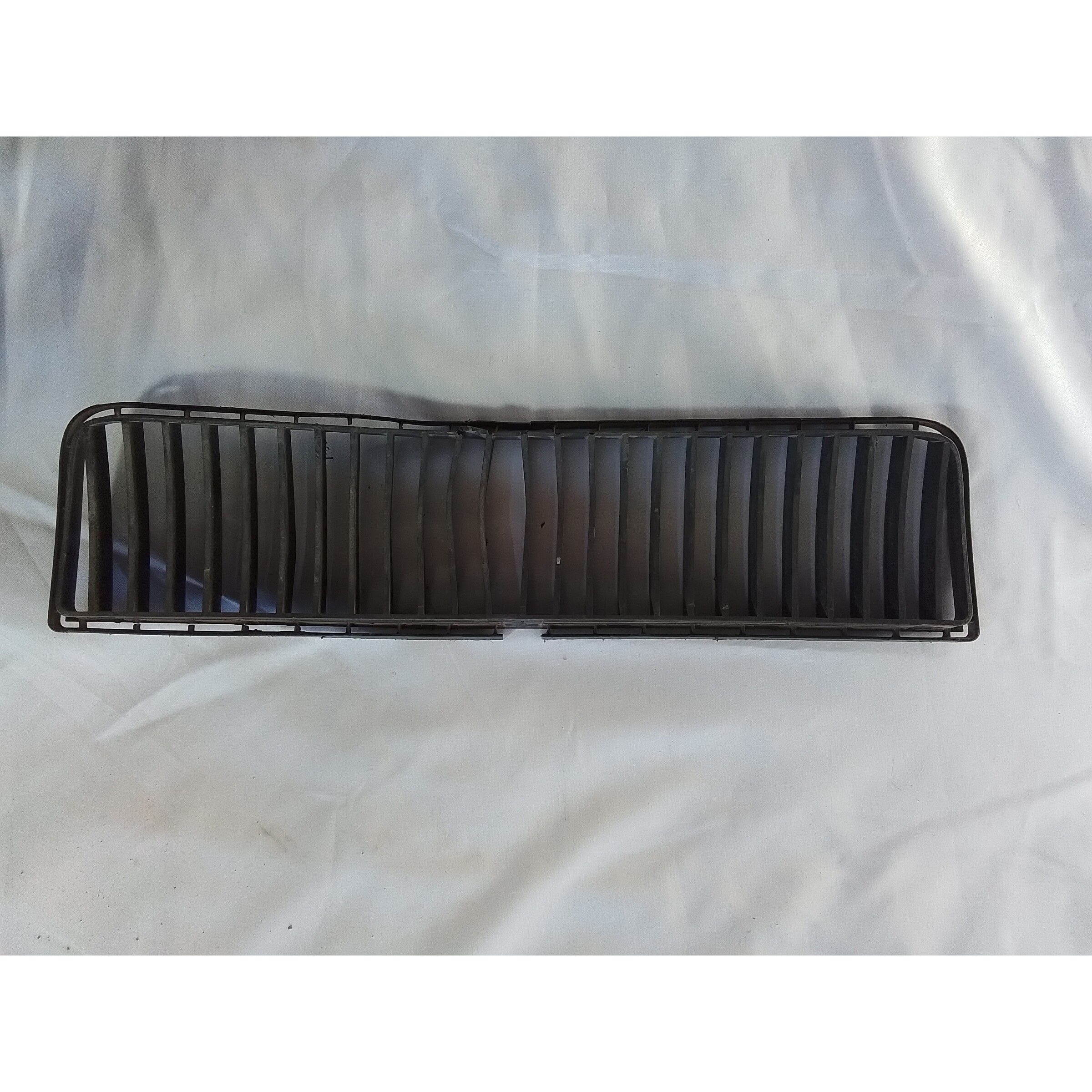 REJILLA FRONTAL PARACHOQUE (DALO LEVE) Skoda Octavia 2003