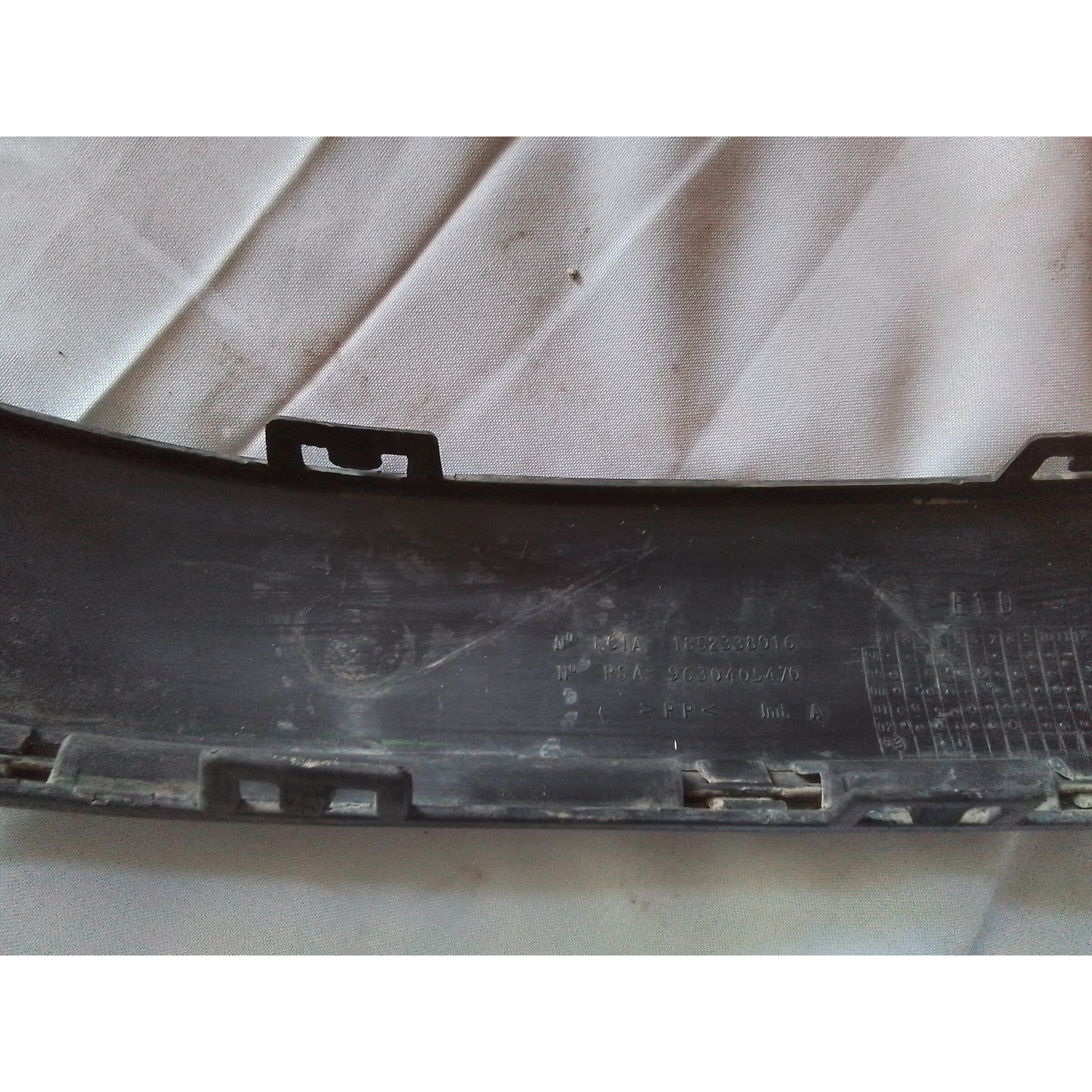 MOLDURA DERECHA PARACHOQUE DELANTERO Peugeot 406 2001