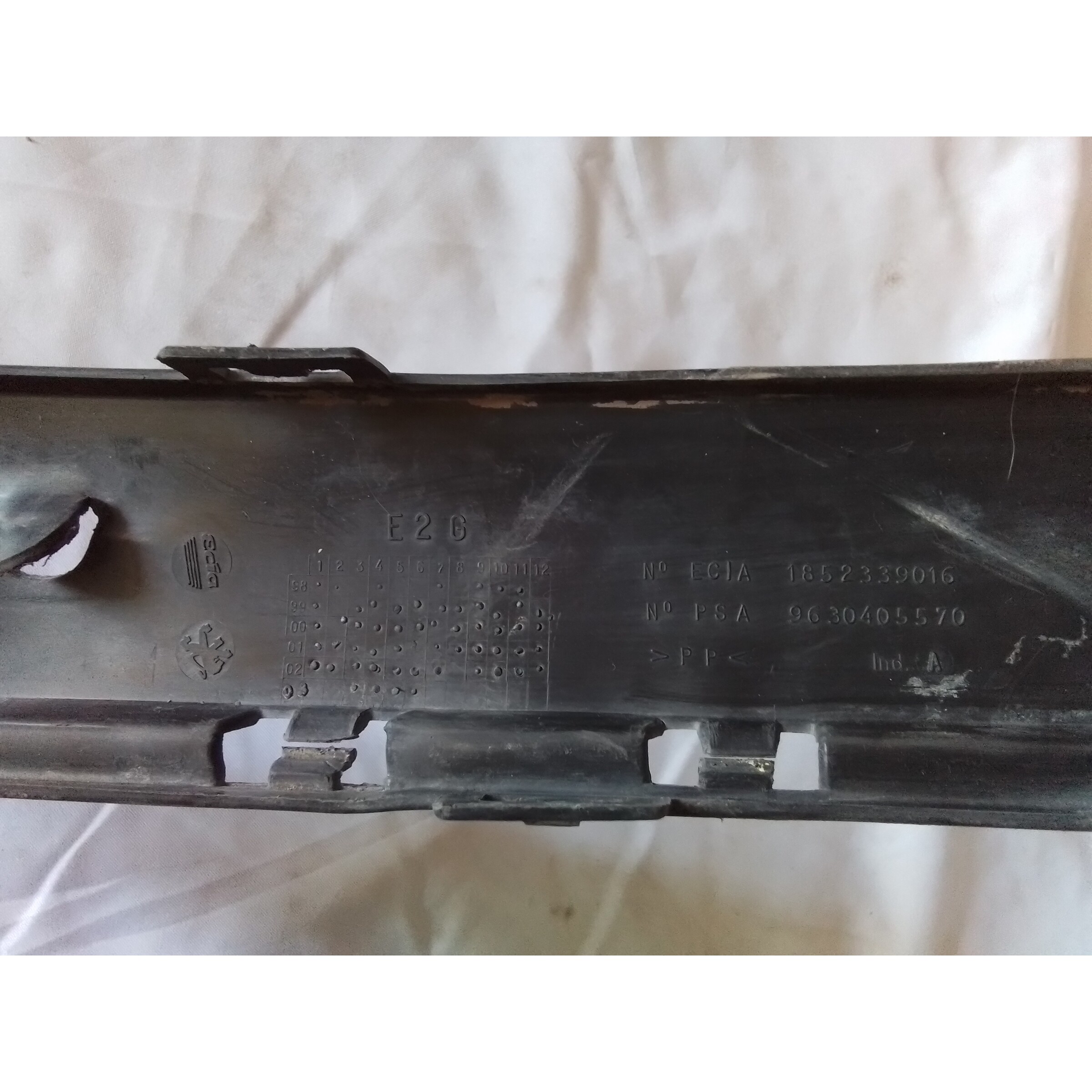 MOLDURA IZQ PARACHOQUE DELANTERO (DAÑO) Peugeot 406 2001