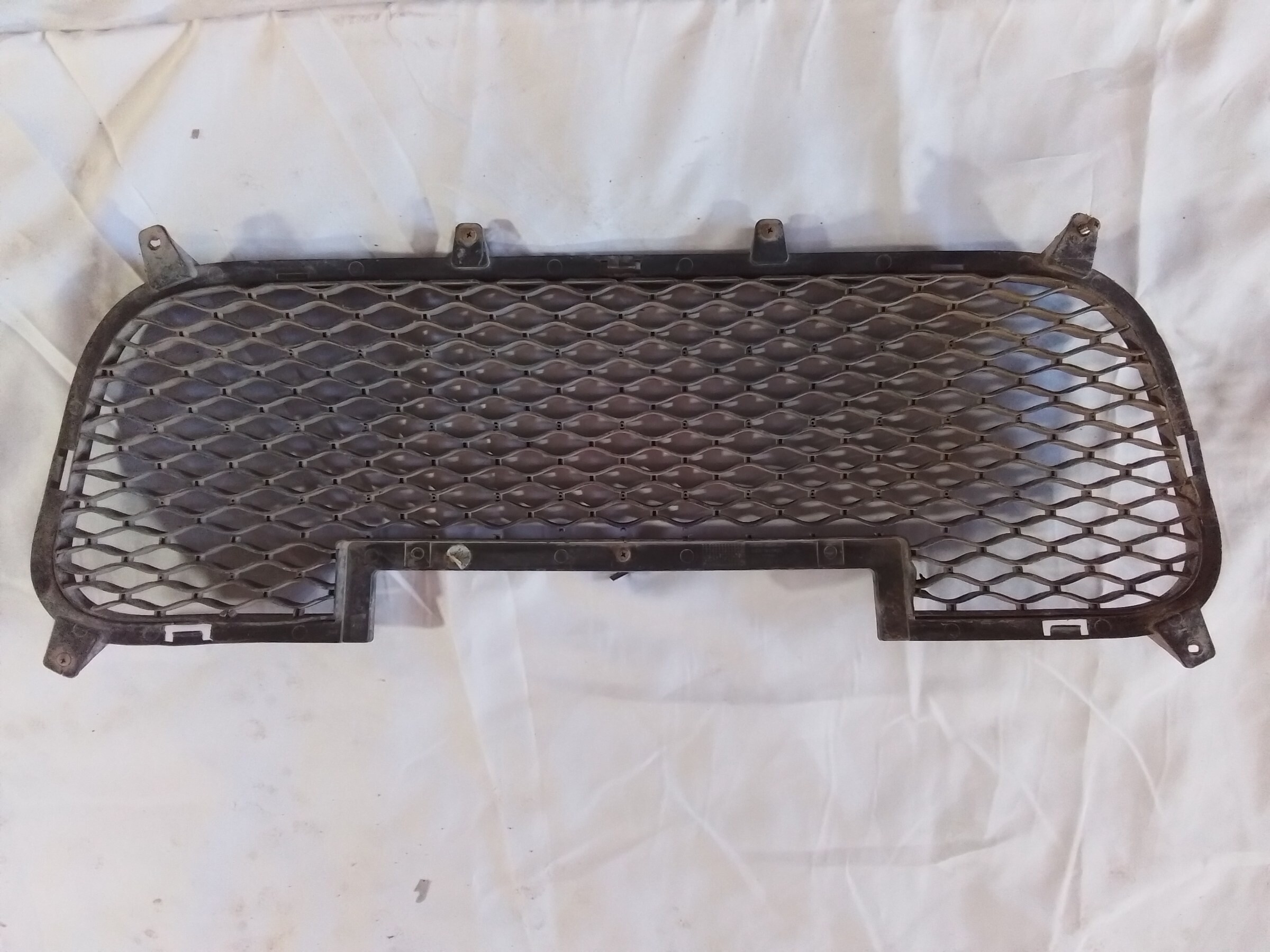 REJILLA FRONTAL PARACHOQUE (DAÑO LEVE) Changan CV1 2016
