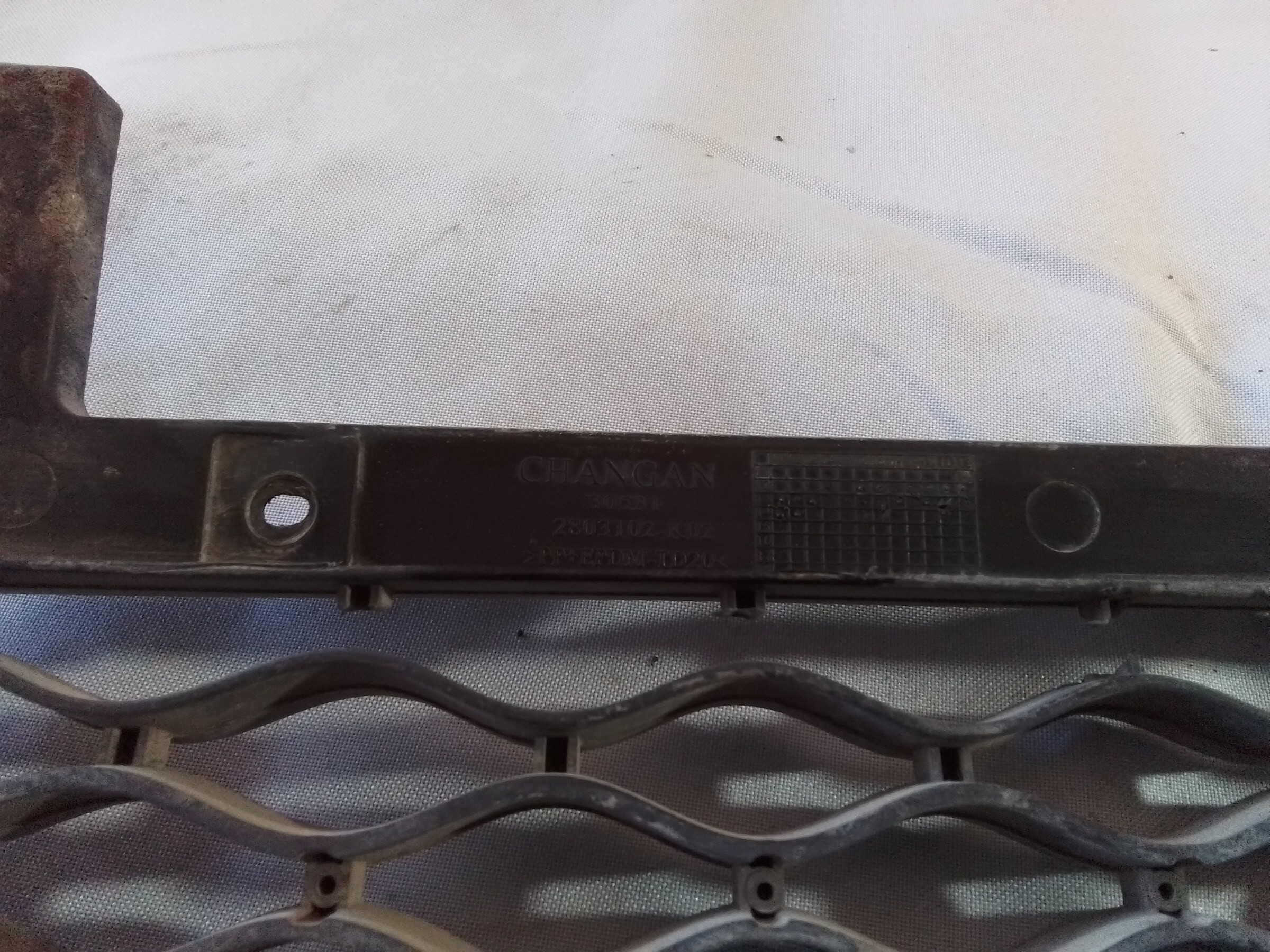 REJILLA FRONTAL PARACHOQUE (DAÑO LEVE) Changan CV1 2016