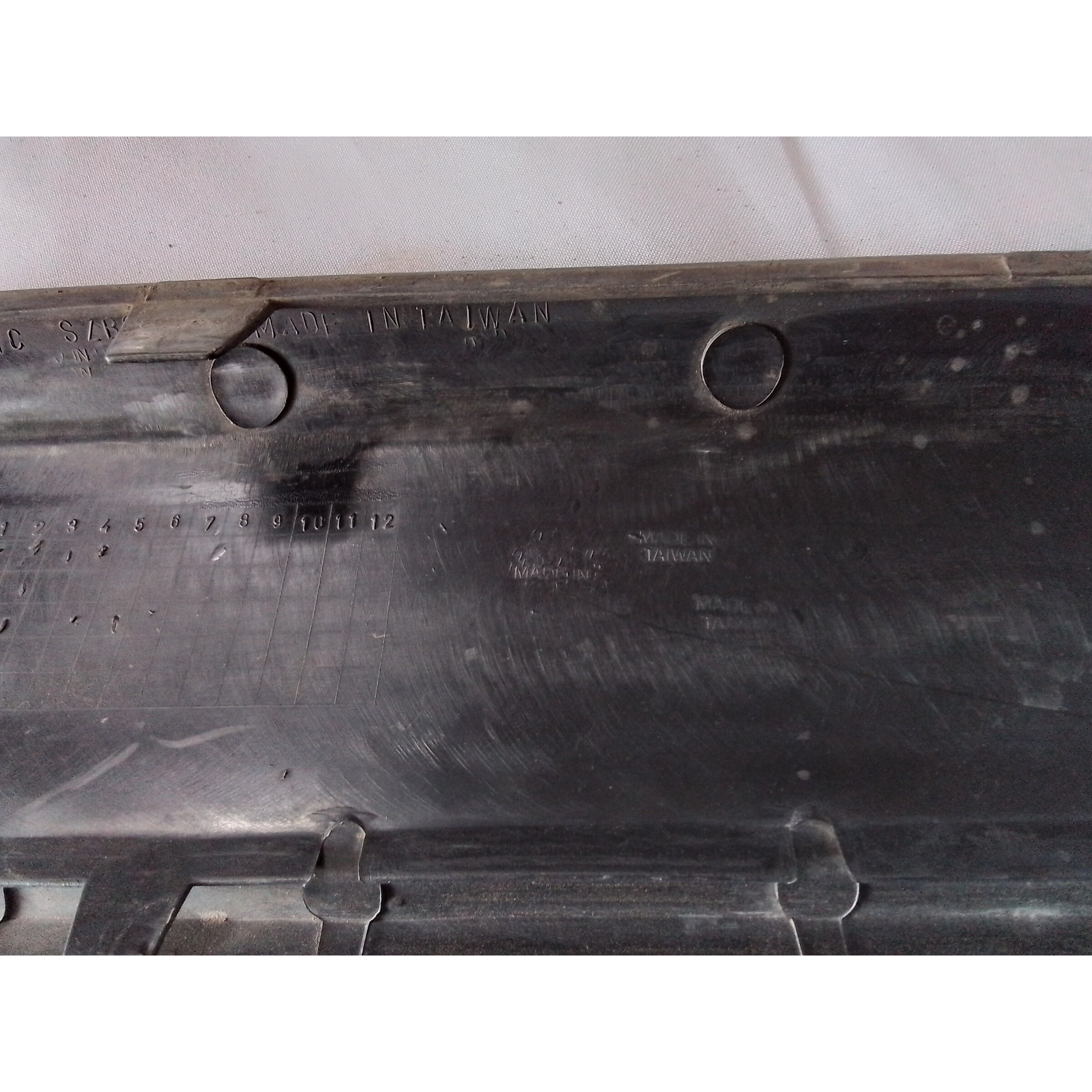 MOLDURA INFERIOR PARACHOQUE DELANTERO Suzuki Swift 1993