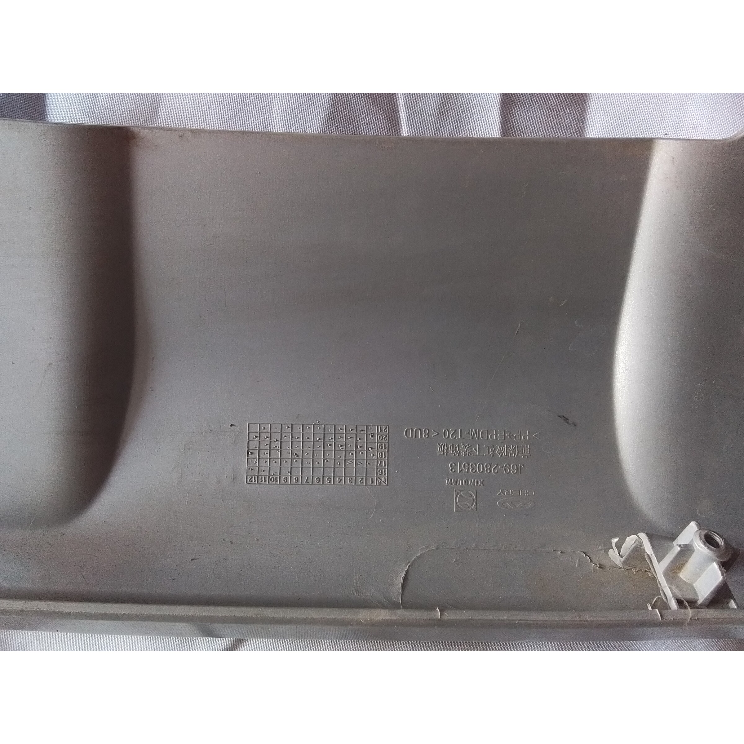 MOLDURA INFERIOR PARACHOQUE DELANTERO Chery Tiggo 2 2023