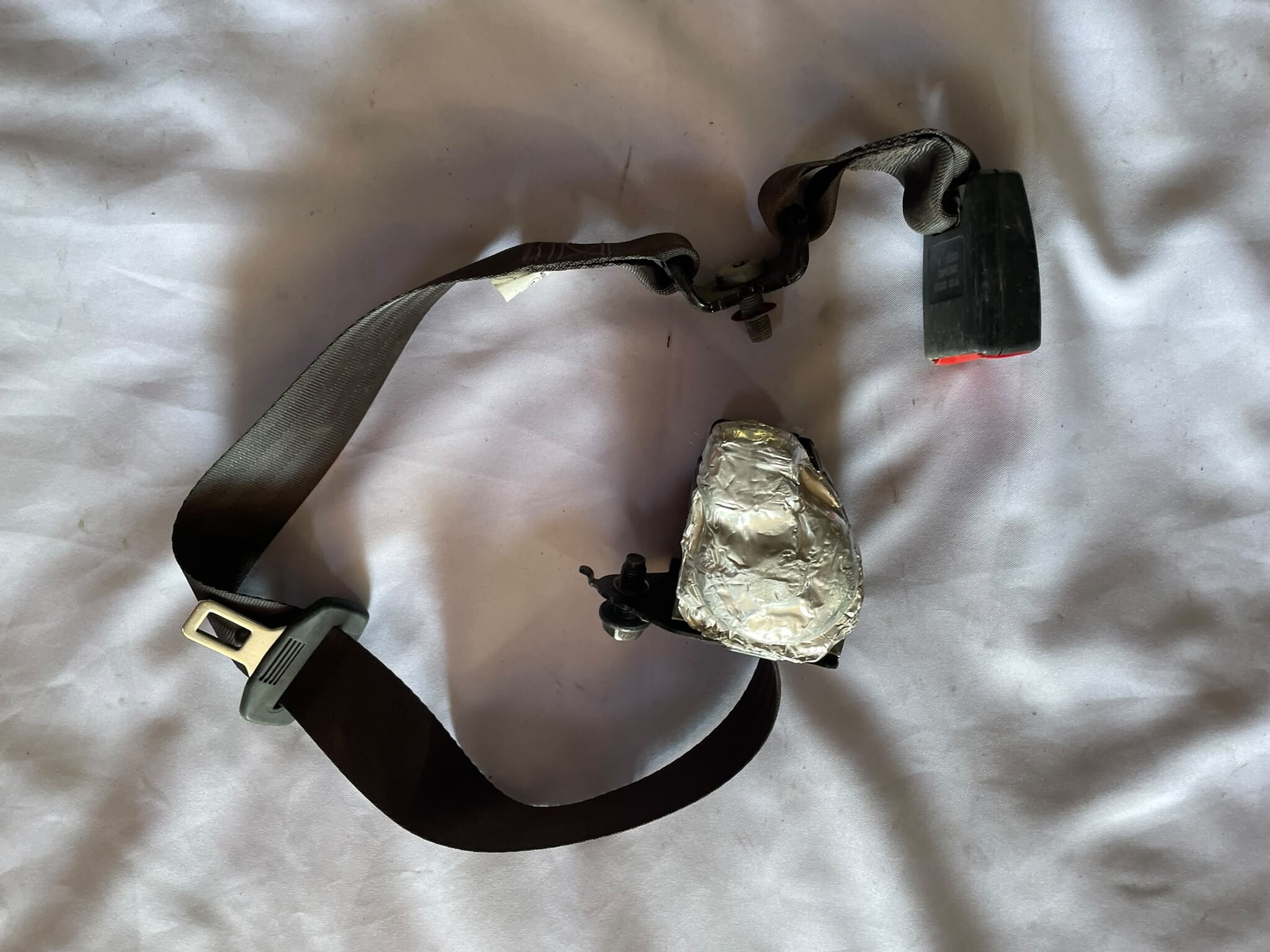 CINTURON TRASERO CENTRAL} Chevrolet Sail 2021