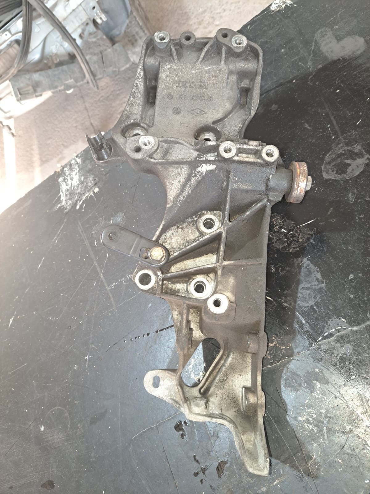 PLACA PORTA BOMBA DIRECCION Y ALTERNADOR ADOZADA A BLOCK Renault Clio 2006
