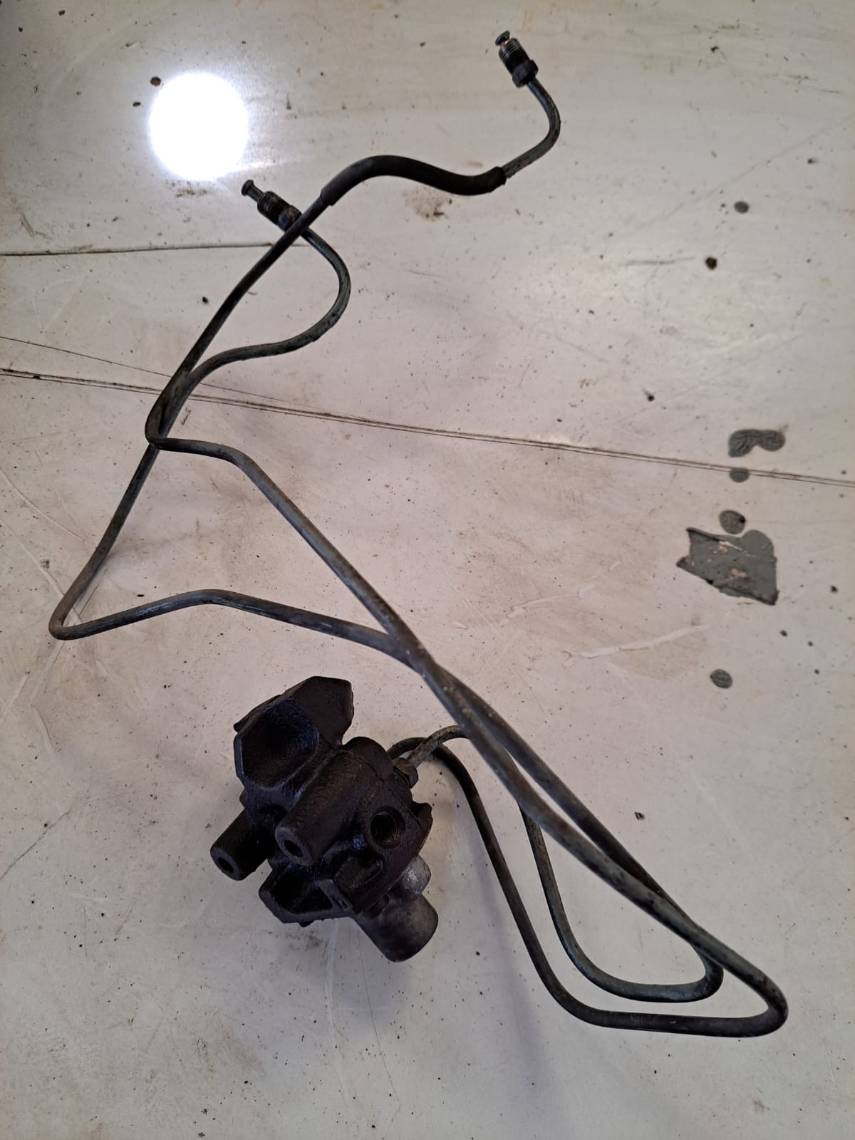 CONEXION CAÑERIA DE FRENO CON COMPENSADOR DE CARGA DELANTERO Kia Pride 1998