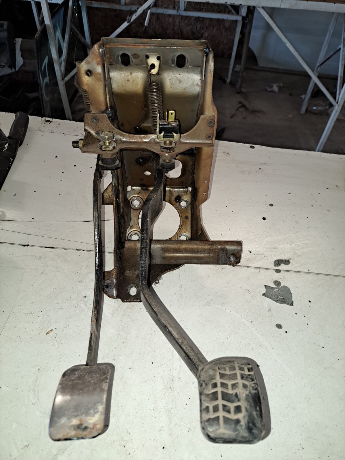 PEDALERA FRENO Y EMBRAGUE CON SENSOR LUZ DE FRENO Kia Pride 1998
