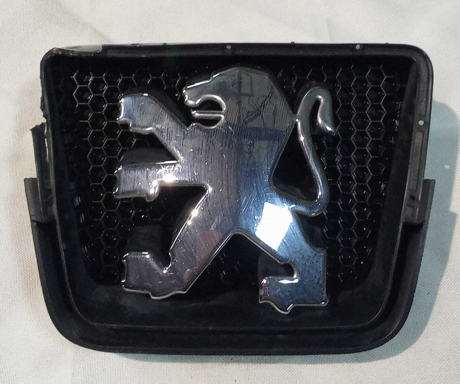 EMBLEMA MASCARA FRONTAL Peugeot 106 2002